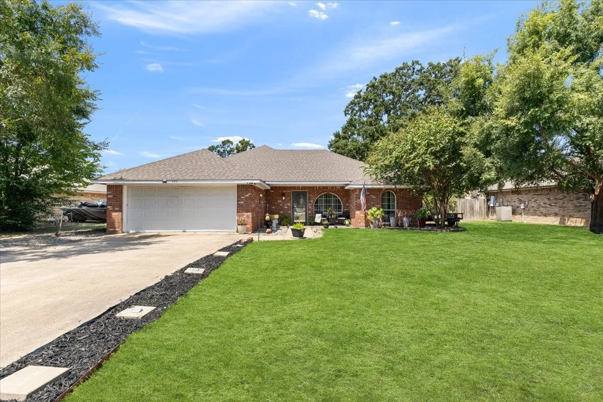 Single Family Residence For Sale in Henderson County , 425 Legendary Lane, Gun Barrel City, Texas 75156, 3 Bedroom, 2 Bathroom, 2 Garage spaces, 1,417 Sqft, built in 2004, mls#21346199, Real Estate Agent in Gun Barrel City, Homes For Sale in Henderson county, Homes For Sale in Gun Barrel City, Realtor in Gun Barrel City Texas, Real Estate Brokerage Independent Realty Texas, Luminita Cordes Realtor