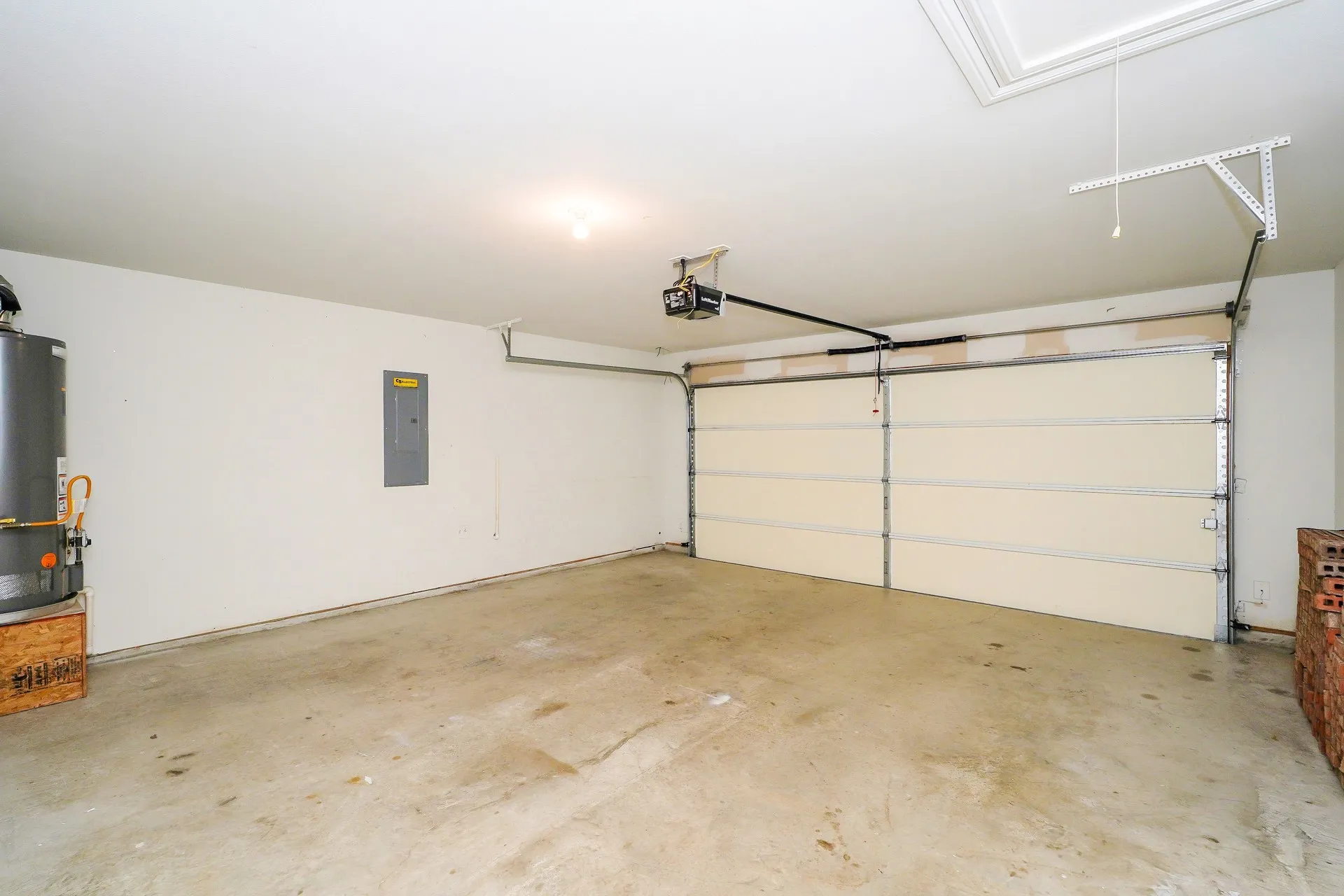 Single Family Residence For Sale in Tarrant County , 7428 Errandale Drive, Fort Worth, Texas 76179, 3 Bedroom, 2 Bathroom, 2 Garage spaces, 1,919 Sqft, built in 2015, mls#21344945, Real Estate Agent in Fort Worth, Homes For Sale in Tarrant county, Homes For Sale in Fort Worth, Realtor in Fort Worth Texas, Real Estate Brokerage Independent Realty Texas, Luminita Cordes Realtor