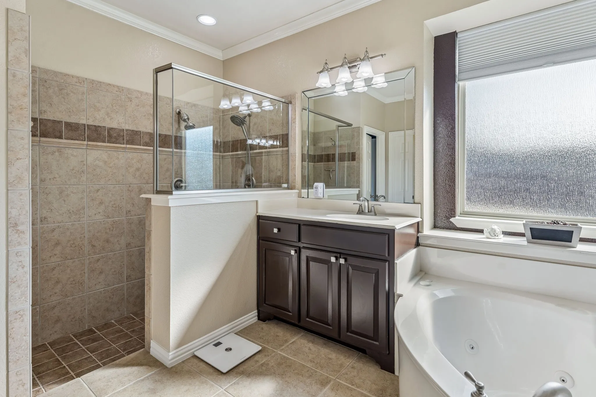 Primary bathroom with walkin shower.