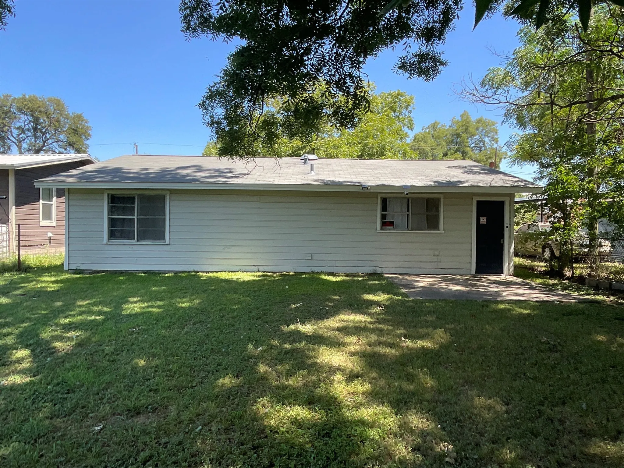 Single Family Residence For Sale in Falls County , 820 Coleman Street, Marlin, Texas 76661, 3 Bedroom, 1 Bathroom, Garage spaces, 983 Sqft, built in 1972, mls#21339718, Real Estate Agent in Marlin, Homes For Sale in Falls county, Homes For Sale in Marlin, Realtor in Marlin Texas, Real Estate Brokerage Independent Realty Texas, Luminita Cordes Realtor