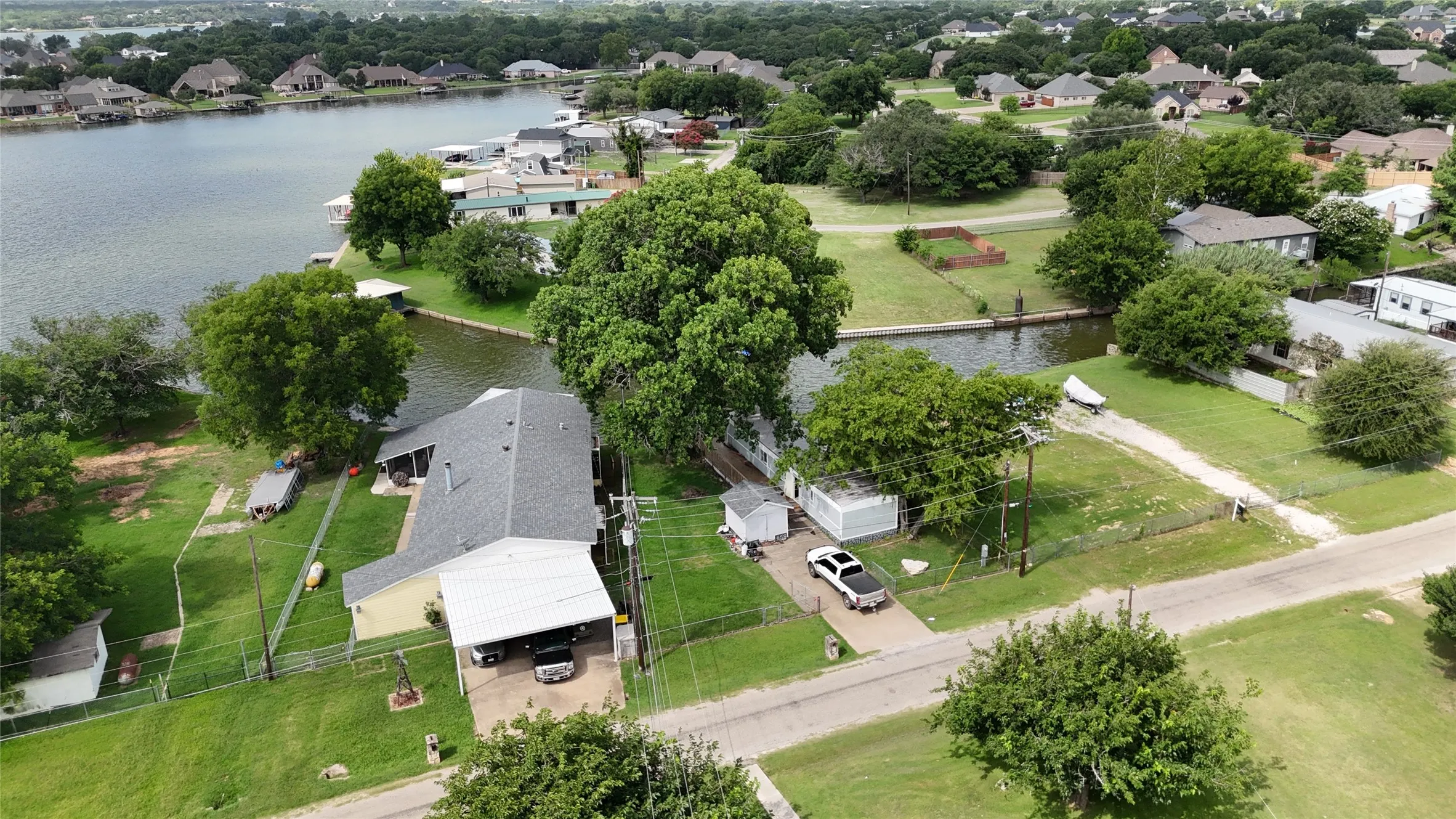 Single Family Residence For Sale in Hood County , 3903 Montgomery Drive, Granbury, Texas 76049, 2 Bedroom, 2 Bathroom, Garage spaces, 840 Sqft, built in 1981, mls#21346236, Real Estate Agent in Granbury, Homes For Sale in Hood county, Homes For Sale in Granbury, Realtor in Granbury Texas, Real Estate Brokerage Independent Realty Texas, Luminita Cordes Realtor