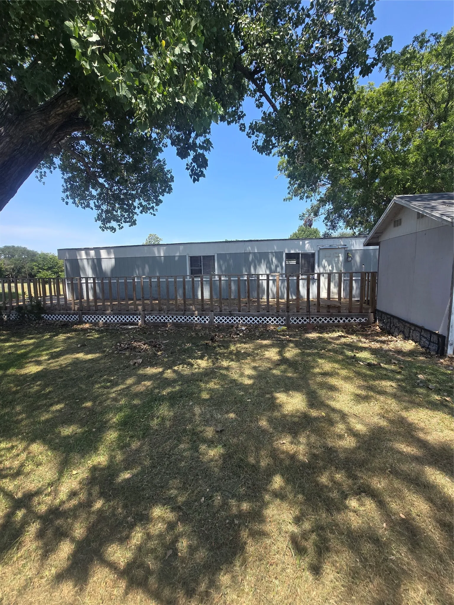 Single Family Residence For Sale in Hood County , 3903 Montgomery Drive, Granbury, Texas 76049, 2 Bedroom, 2 Bathroom, Garage spaces, 840 Sqft, built in 1981, mls#21346236, Real Estate Agent in Granbury, Homes For Sale in Hood county, Homes For Sale in Granbury, Realtor in Granbury Texas, Real Estate Brokerage Independent Realty Texas, Luminita Cordes Realtor