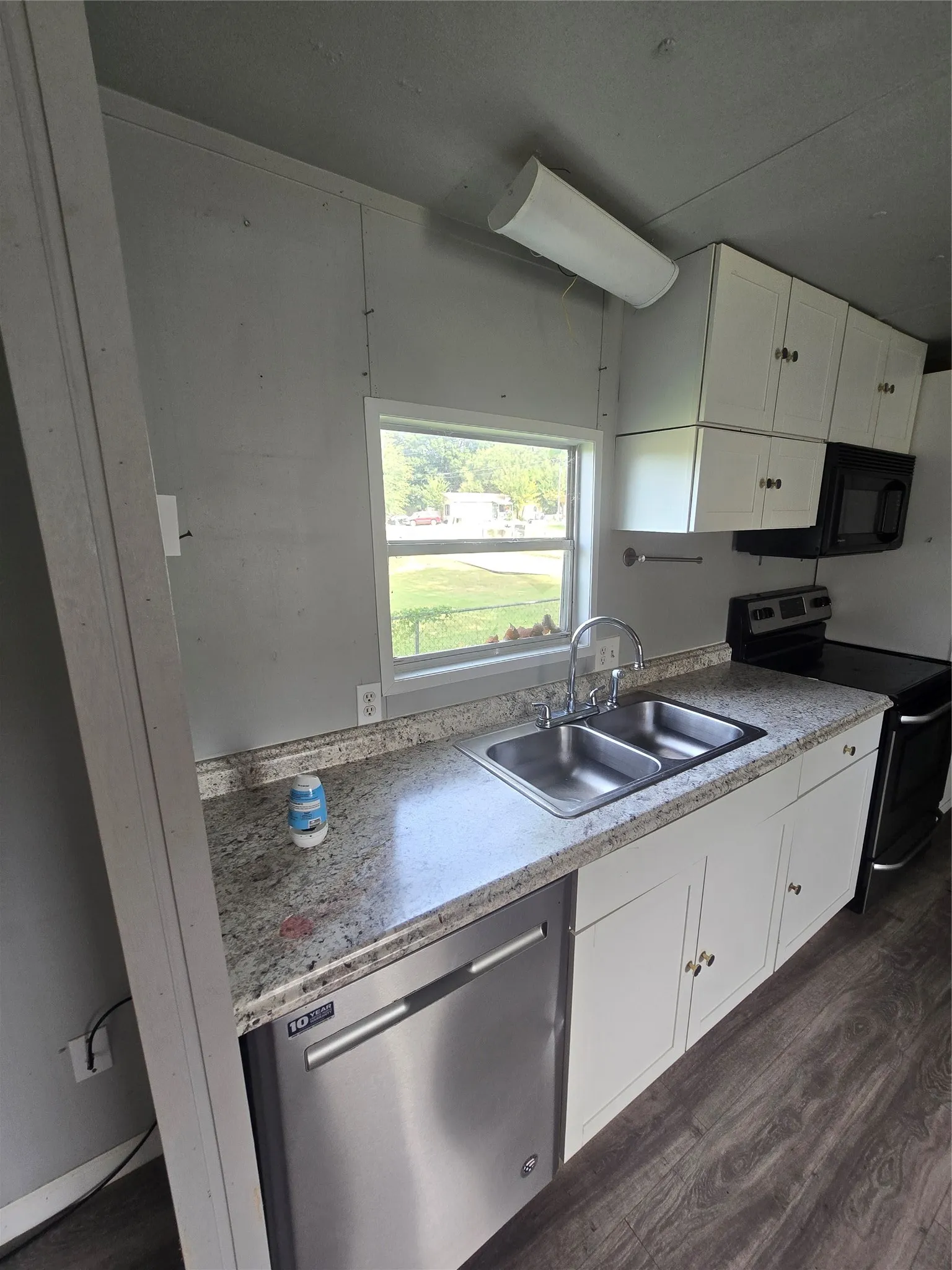Single Family Residence For Sale in Hood County , 3903 Montgomery Drive, Granbury, Texas 76049, 2 Bedroom, 2 Bathroom, Garage spaces, 840 Sqft, built in 1981, mls#21346236, Real Estate Agent in Granbury, Homes For Sale in Hood county, Homes For Sale in Granbury, Realtor in Granbury Texas, Real Estate Brokerage Independent Realty Texas, Luminita Cordes Realtor