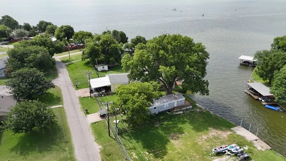 Single Family Residence For Sale in Hood County , 3903 Montgomery Drive, Granbury, Texas 76049, 2 Bedroom, 2 Bathroom, Garage spaces, 840 Sqft, built in 1981, mls#21346236, Real Estate Agent in Granbury, Homes For Sale in Hood county, Homes For Sale in Granbury, Realtor in Granbury Texas, Real Estate Brokerage Independent Realty Texas, Luminita Cordes Realtor