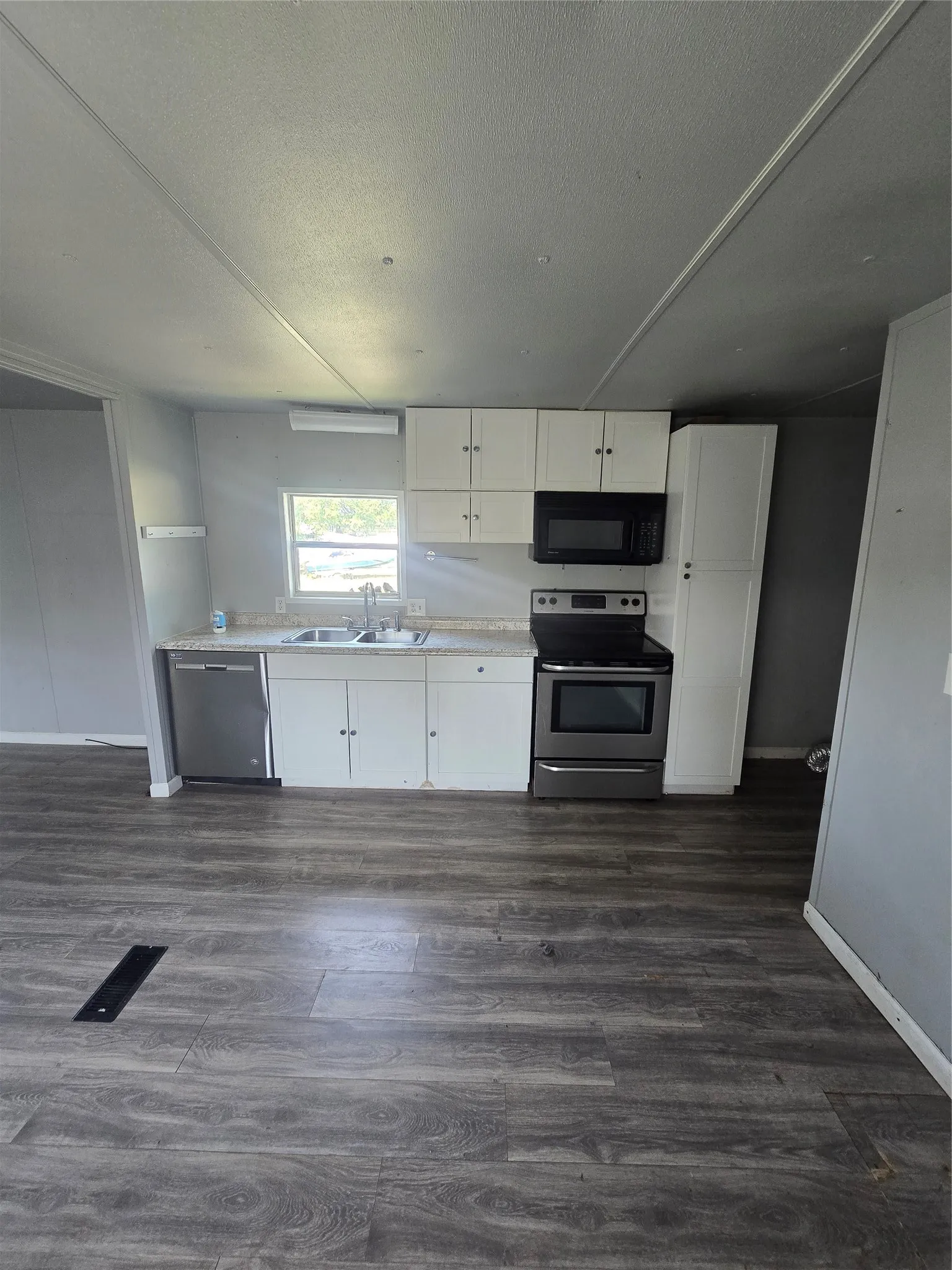 Single Family Residence For Sale in Hood County , 3903 Montgomery Drive, Granbury, Texas 76049, 2 Bedroom, 2 Bathroom, Garage spaces, 840 Sqft, built in 1981, mls#21346236, Real Estate Agent in Granbury, Homes For Sale in Hood county, Homes For Sale in Granbury, Realtor in Granbury Texas, Real Estate Brokerage Independent Realty Texas, Luminita Cordes Realtor