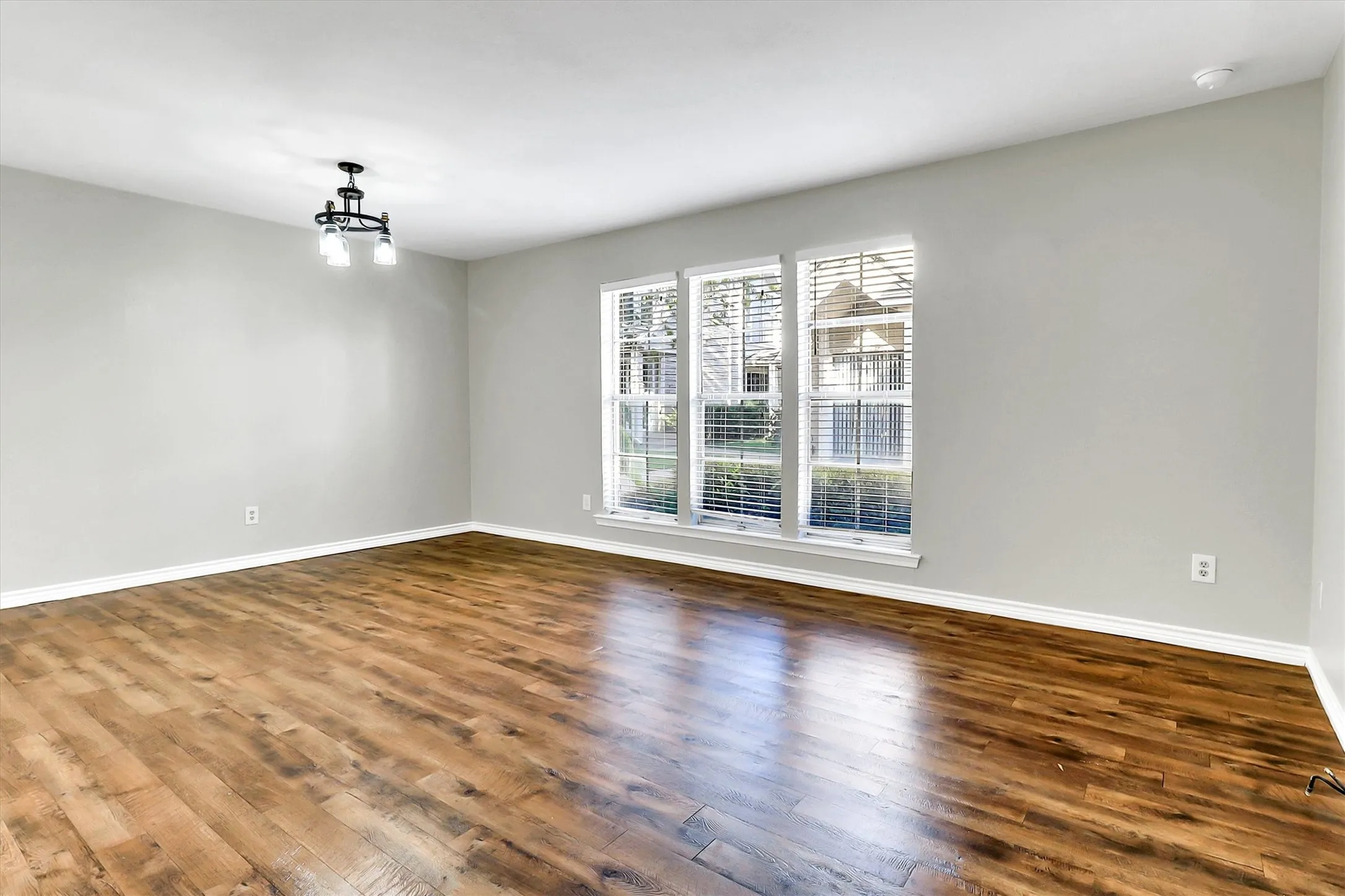 Condominium For Rent in Dallas County , 5881 Preston View Boulevard, Dallas, Texas 75240, 1 Bedroom, 1 Bathroom, Garage spaces, 632 Sqft, built in 1968, mls#21346513, Real Estate Agent in Dallas, Homes For Rent in Dallas county, Homes For Rent in Dallas, Realtor in Dallas Texas, Real Estate Brokerage Independent Realty Texas, Luminita Cordes Realtor