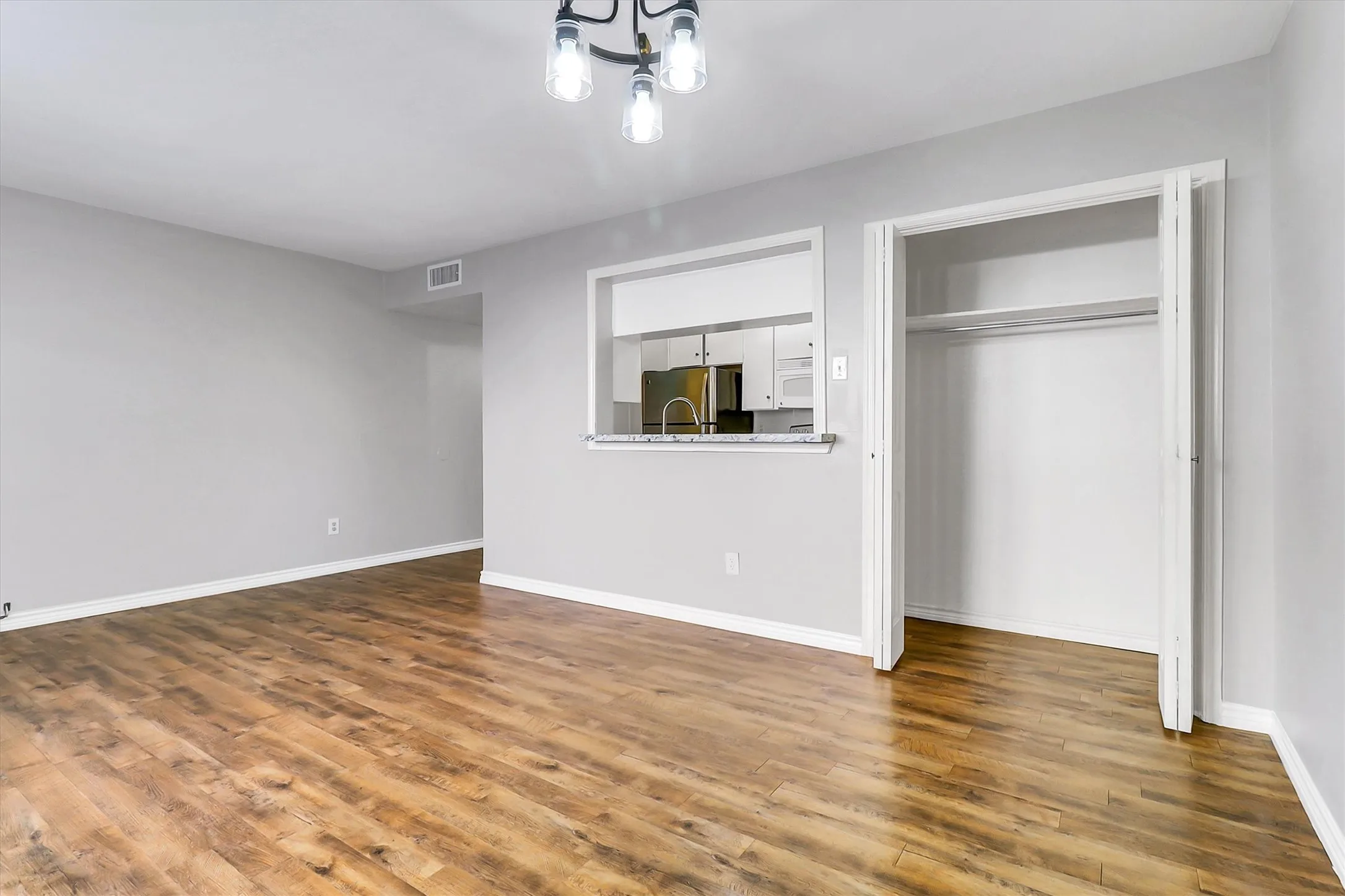Condominium For Rent in Dallas County , 5881 Preston View Boulevard, Dallas, Texas 75240, 1 Bedroom, 1 Bathroom, Garage spaces, 632 Sqft, built in 1968, mls#21346513, Real Estate Agent in Dallas, Homes For Rent in Dallas county, Homes For Rent in Dallas, Realtor in Dallas Texas, Real Estate Brokerage Independent Realty Texas, Luminita Cordes Realtor