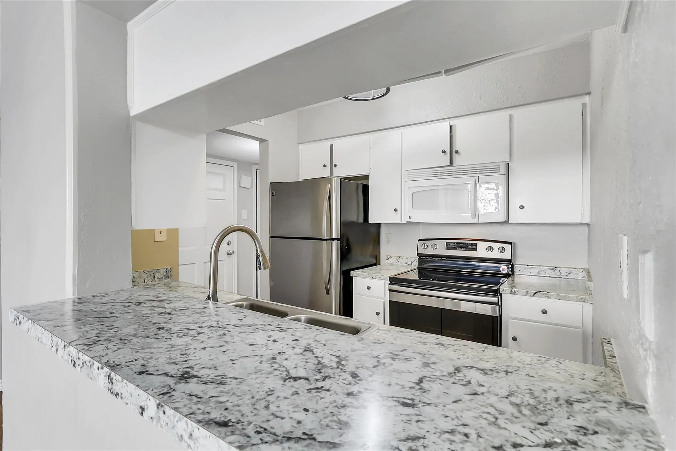 Ample cabinet space, stainless steel appliances