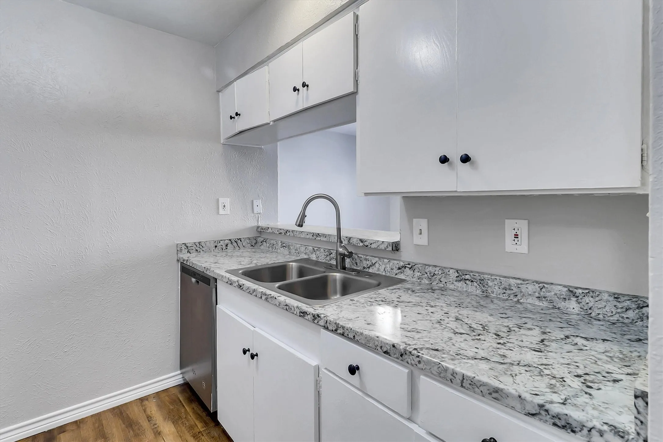 Condominium For Rent in Dallas County , 5881 Preston View Boulevard, Dallas, Texas 75240, 1 Bedroom, 1 Bathroom, Garage spaces, 632 Sqft, built in 1968, mls#21346513, Real Estate Agent in Dallas, Homes For Rent in Dallas county, Homes For Rent in Dallas, Realtor in Dallas Texas, Real Estate Brokerage Independent Realty Texas, Luminita Cordes Realtor