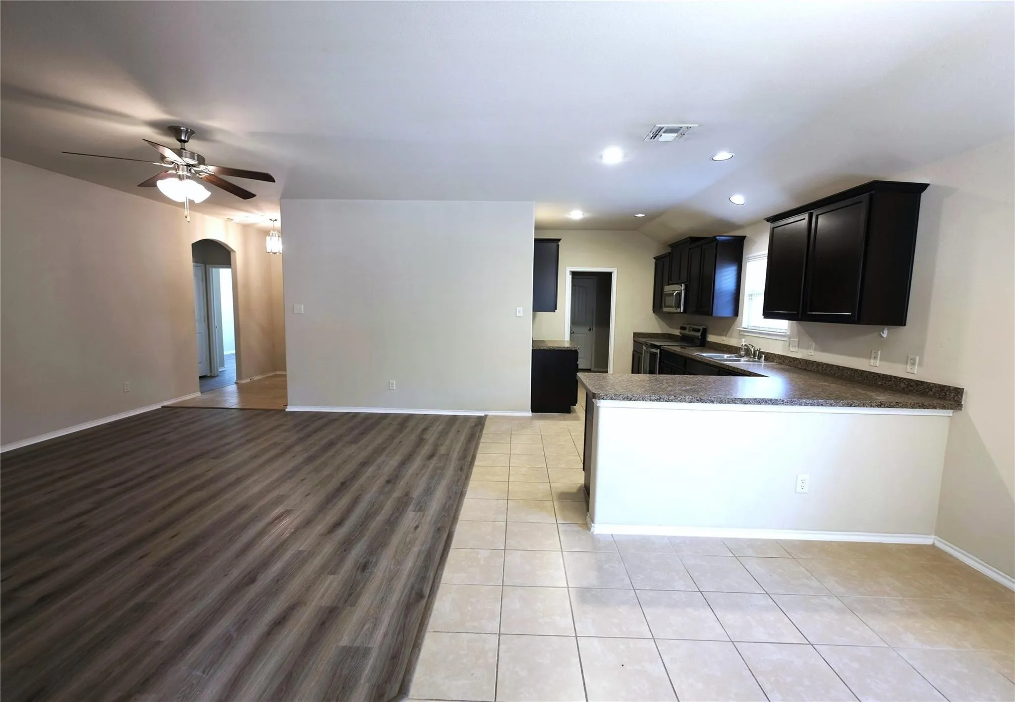 Single Family Residence For Rent in Collin County , 929 Hazels Way, Anna, Texas 75409, 4 Bedroom, 2 Bathroom, 2 Garage spaces, 1,645 Sqft, built in 2014, mls#21347233, Real Estate Agent in Anna, Homes For Rent in Collin county, Homes For Rent in Anna, Realtor in Anna Texas, Real Estate Brokerage Independent Realty Texas, Luminita Cordes Realtor