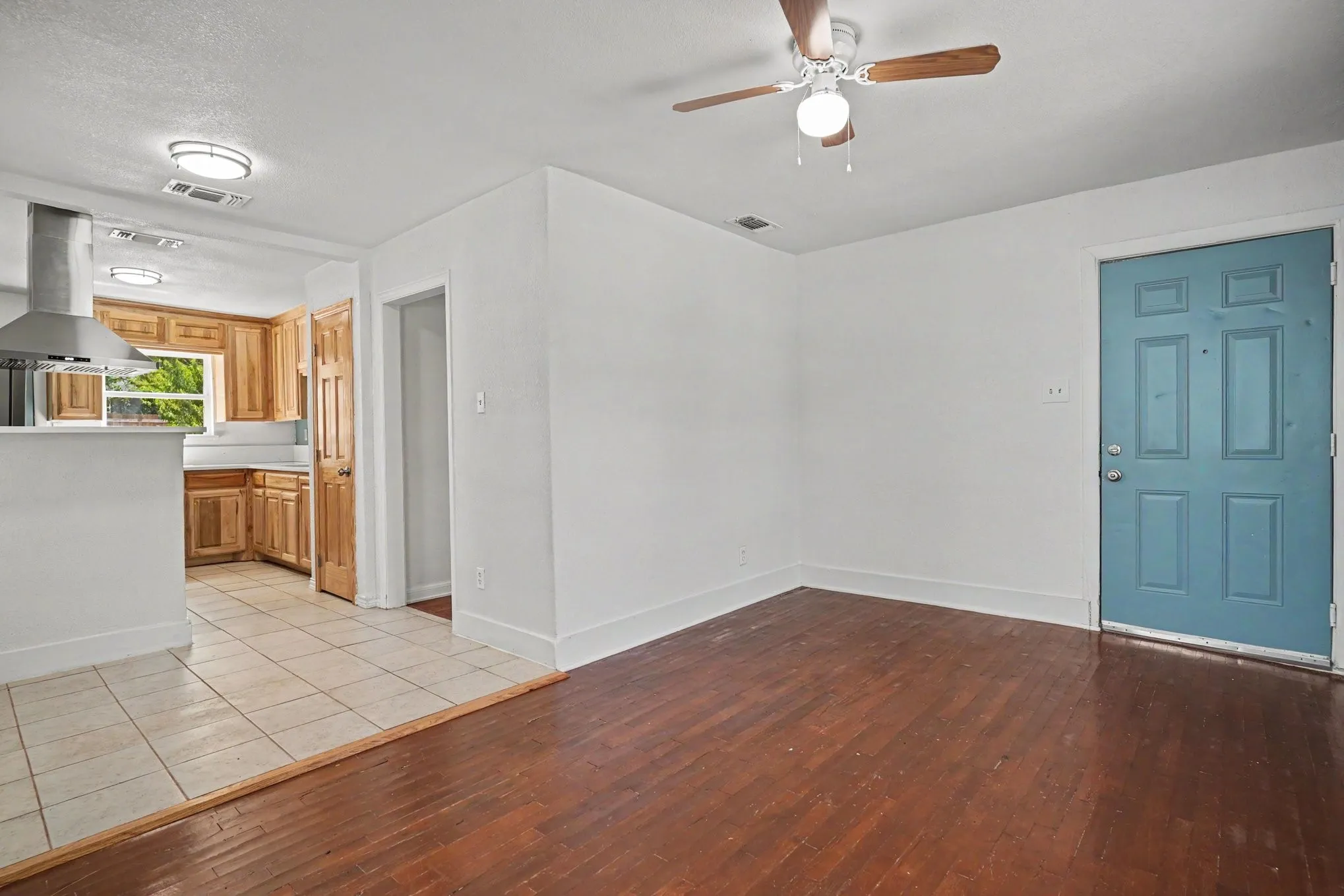 Single Family Residence For Sale in Tarrant County , 5009 Royal Drive, Fort Worth, Texas 76116, 2 Bedroom, 1 Bathroom, 1 Garage spaces, 777 Sqft, built in 1956, mls#21346475, Real Estate Agent in Fort Worth, Homes For Sale in Tarrant county, Homes For Sale in Fort Worth, Realtor in Fort Worth Texas, Real Estate Brokerage Independent Realty Texas, Luminita Cordes Realtor