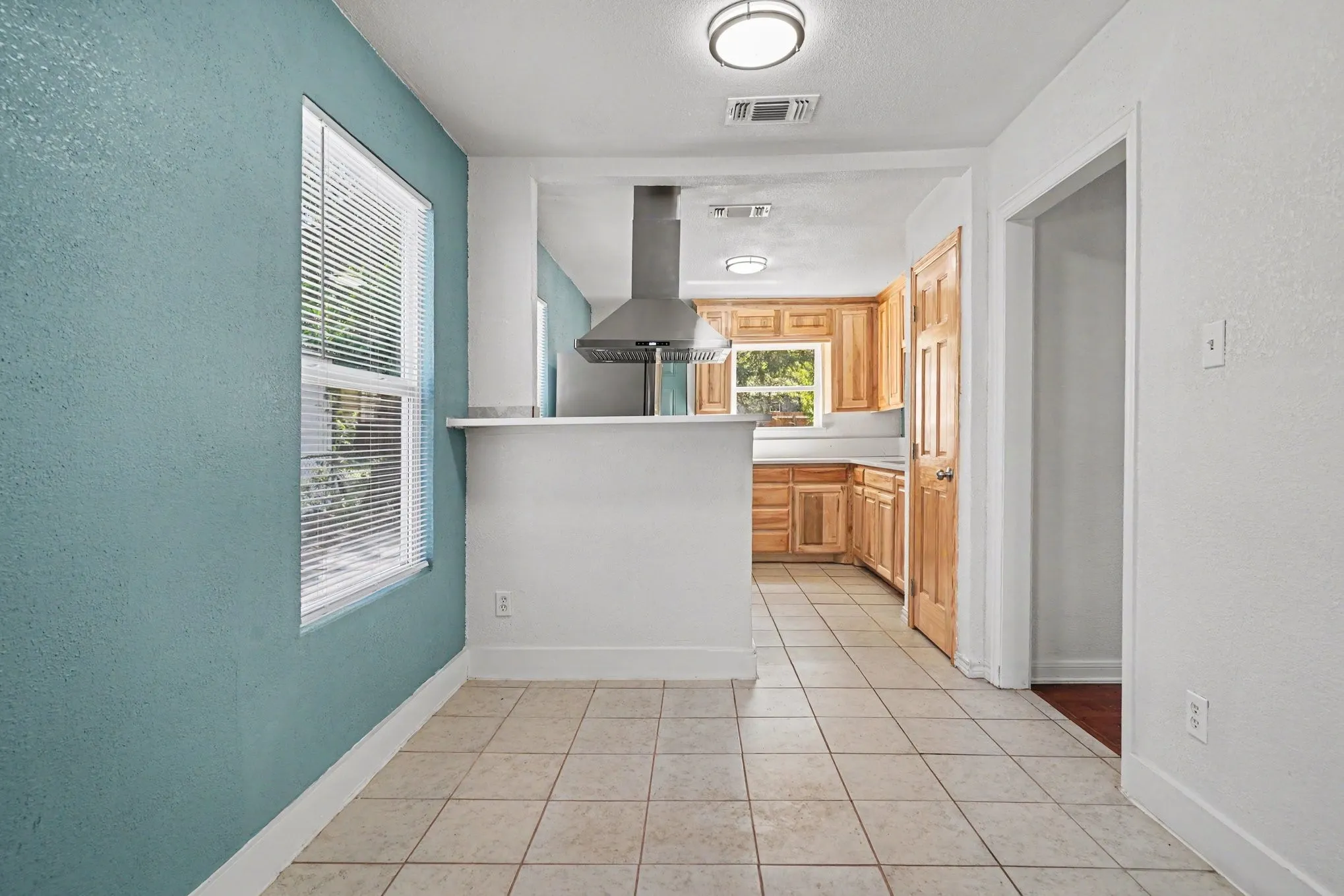Single Family Residence For Sale in Tarrant County , 5009 Royal Drive, Fort Worth, Texas 76116, 2 Bedroom, 1 Bathroom, 1 Garage spaces, 777 Sqft, built in 1956, mls#21346475, Real Estate Agent in Fort Worth, Homes For Sale in Tarrant county, Homes For Sale in Fort Worth, Realtor in Fort Worth Texas, Real Estate Brokerage Independent Realty Texas, Luminita Cordes Realtor