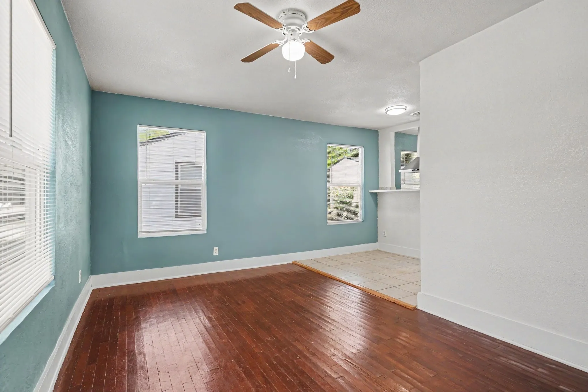 Single Family Residence For Sale in Tarrant County , 5009 Royal Drive, Fort Worth, Texas 76116, 2 Bedroom, 1 Bathroom, 1 Garage spaces, 777 Sqft, built in 1956, mls#21346475, Real Estate Agent in Fort Worth, Homes For Sale in Tarrant county, Homes For Sale in Fort Worth, Realtor in Fort Worth Texas, Real Estate Brokerage Independent Realty Texas, Luminita Cordes Realtor