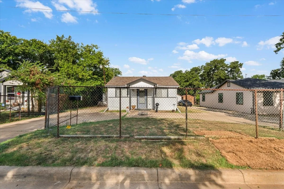 Single Family Residence For Sale in Tarrant County , 1828 Arch Street, Fort Worth, Texas 76105, 3 Bedroom, 1 Bathroom, 1 Garage spaces, 826 Sqft, built in 1947, mls#21346762, Real Estate Agent in Fort Worth, Homes For Sale in Tarrant county, Homes For Sale in Fort Worth, Realtor in Fort Worth Texas, Real Estate Brokerage Independent Realty Texas, Luminita Cordes Realtor