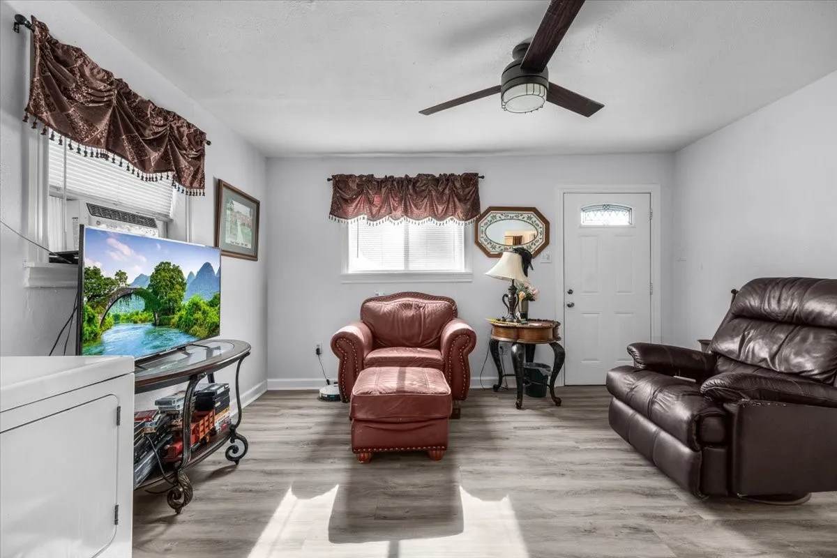 Single Family Residence For Sale in Tarrant County , 1828 Arch Street, Fort Worth, Texas 76105, 3 Bedroom, 1 Bathroom, 1 Garage spaces, 826 Sqft, built in 1947, mls#21346762, Real Estate Agent in Fort Worth, Homes For Sale in Tarrant county, Homes For Sale in Fort Worth, Realtor in Fort Worth Texas, Real Estate Brokerage Independent Realty Texas, Luminita Cordes Realtor