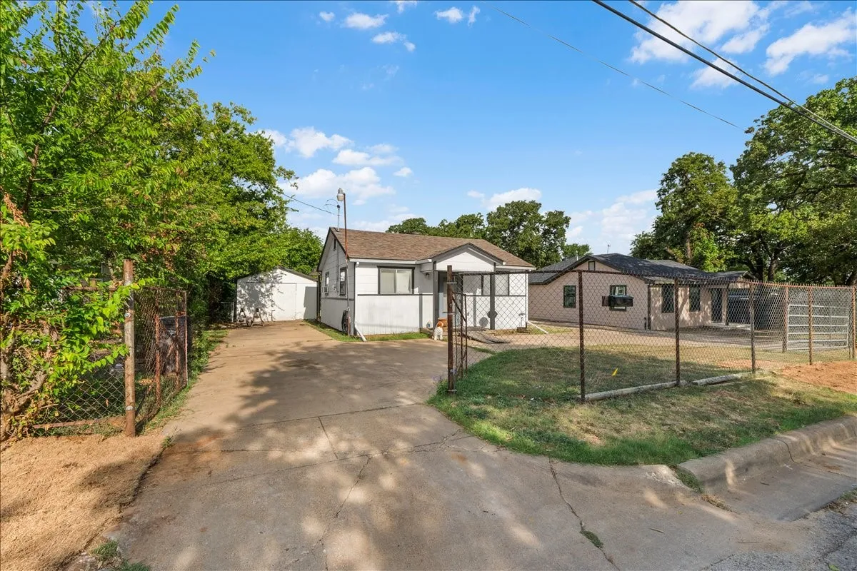 Single Family Residence For Sale in Tarrant County , 1828 Arch Street, Fort Worth, Texas 76105, 3 Bedroom, 1 Bathroom, 1 Garage spaces, 826 Sqft, built in 1947, mls#21346762, Real Estate Agent in Fort Worth, Homes For Sale in Tarrant county, Homes For Sale in Fort Worth, Realtor in Fort Worth Texas, Real Estate Brokerage Independent Realty Texas, Luminita Cordes Realtor