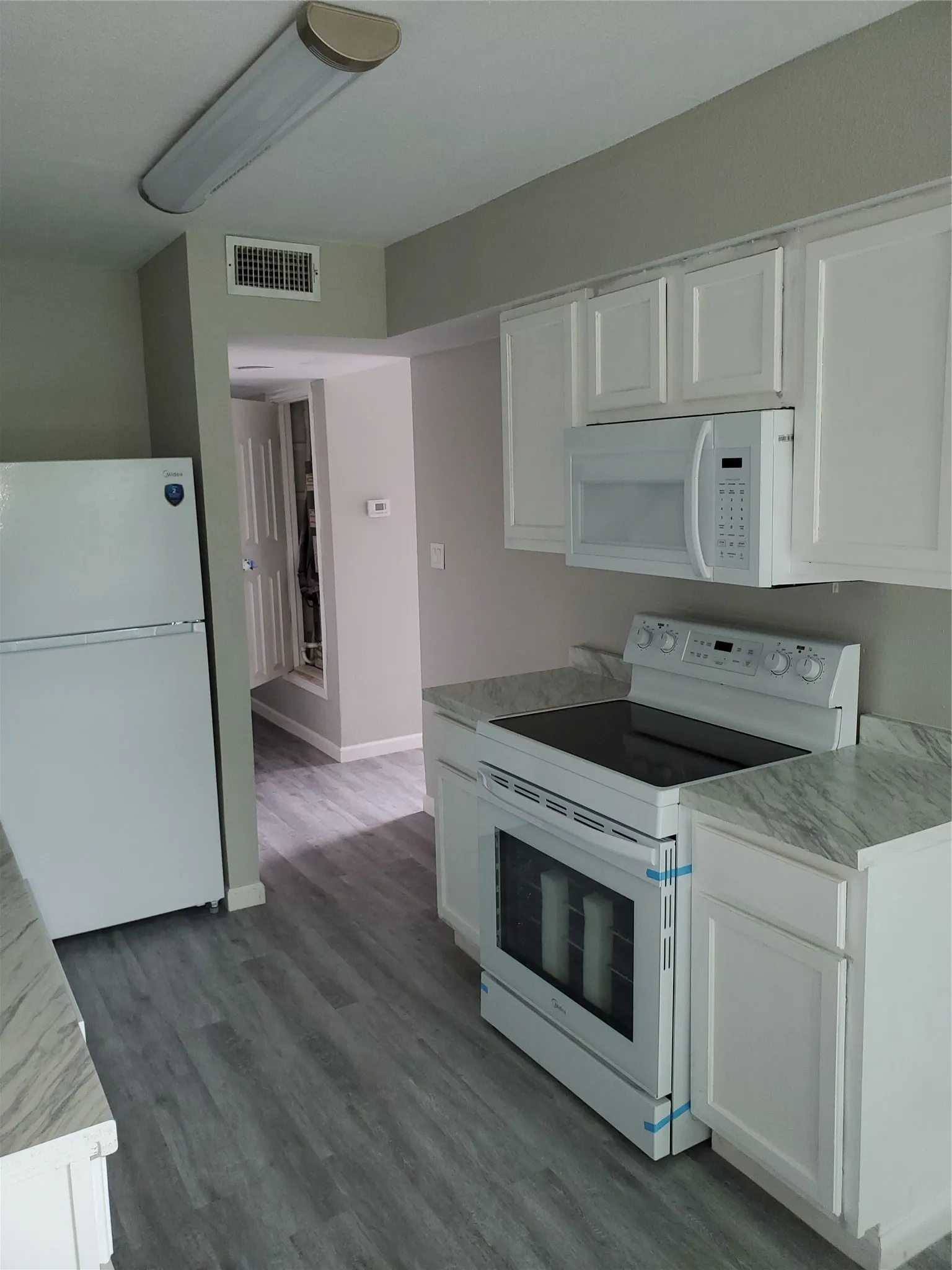 Apartment For Rent in Tarrant County , 6756 Trail Lake Drive B, Fort Worth, Texas 76133, 2 Bedroom, 2 Bathroom, Garage spaces, 1,064 Sqft, built in 1971, mls#21347240, Real Estate Agent in Fort Worth, Homes For Rent in Tarrant county, Homes For Rent in Fort Worth, Realtor in Fort Worth Texas, Real Estate Brokerage Independent Realty Texas, Luminita Cordes Realtor