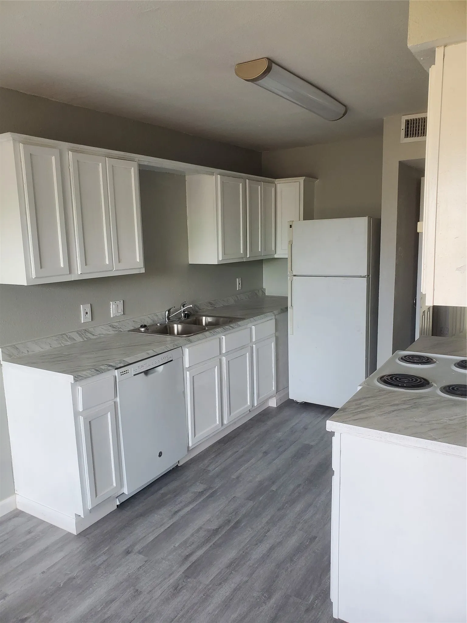 Apartment For Rent in Tarrant County , 6756 Trail Lake Drive B, Fort Worth, Texas 76133, 2 Bedroom, 2 Bathroom, Garage spaces, 1,064 Sqft, built in 1971, mls#21347240, Real Estate Agent in Fort Worth, Homes For Rent in Tarrant county, Homes For Rent in Fort Worth, Realtor in Fort Worth Texas, Real Estate Brokerage Independent Realty Texas, Luminita Cordes Realtor