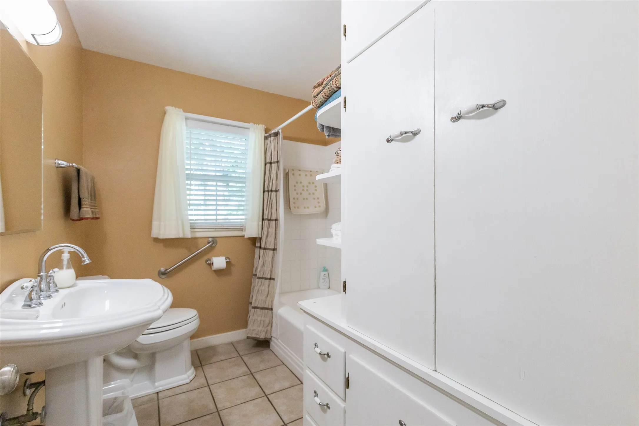 Single Family Residence For Sale in Taylor County , 4082 Potomac Avenue, Abilene, Texas 79605, 3 Bedroom, 2 Bathroom, 2 Garage spaces, 1,570 Sqft, built in 1949, mls#21345559, Real Estate Agent in Abilene, Homes For Sale in Taylor county, Homes For Sale in Abilene, Realtor in Abilene Texas, Real Estate Brokerage Independent Realty Texas, Luminita Cordes Realtor