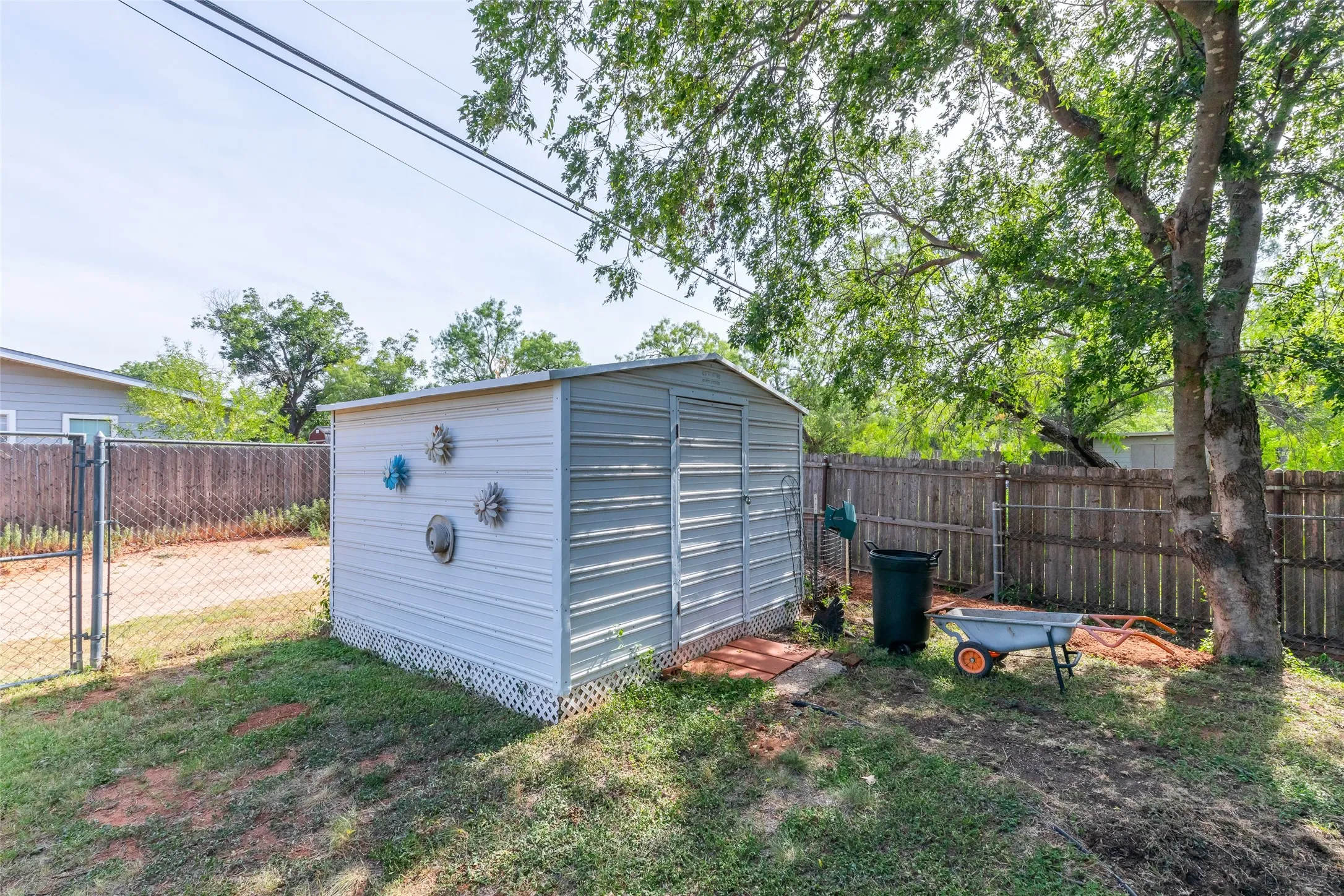 Single Family Residence For Sale in Taylor County , 4082 Potomac Avenue, Abilene, Texas 79605, 3 Bedroom, 2 Bathroom, 2 Garage spaces, 1,570 Sqft, built in 1949, mls#21345559, Real Estate Agent in Abilene, Homes For Sale in Taylor county, Homes For Sale in Abilene, Realtor in Abilene Texas, Real Estate Brokerage Independent Realty Texas, Luminita Cordes Realtor