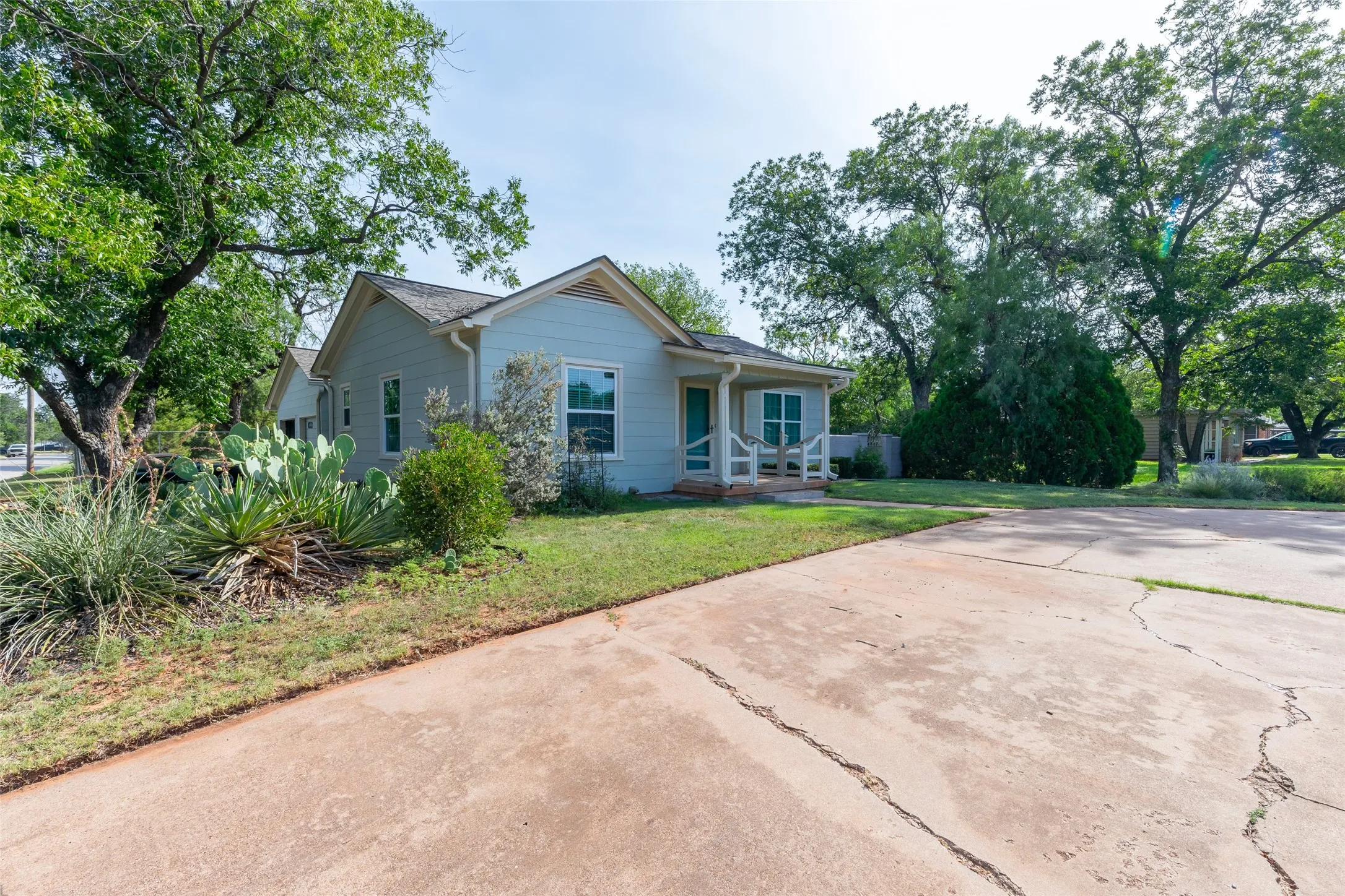 Single Family Residence For Sale in Taylor County , 4082 Potomac Avenue, Abilene, Texas 79605, 3 Bedroom, 2 Bathroom, 2 Garage spaces, 1,570 Sqft, built in 1949, mls#21345559, Real Estate Agent in Abilene, Homes For Sale in Taylor county, Homes For Sale in Abilene, Realtor in Abilene Texas, Real Estate Brokerage Independent Realty Texas, Luminita Cordes Realtor