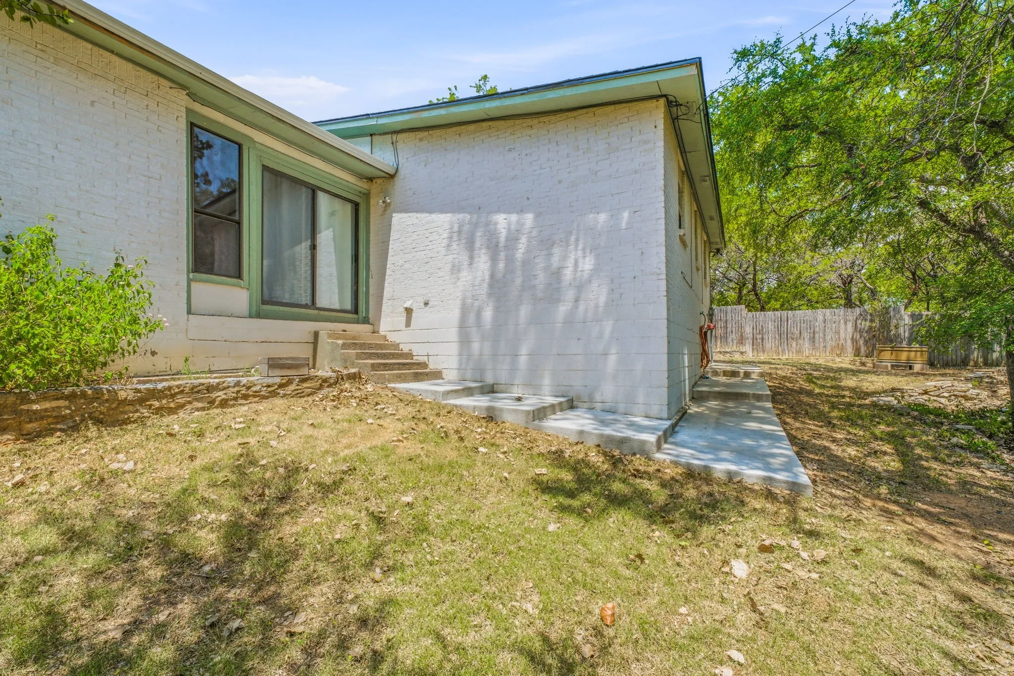 Single Family Residence For Sale in Hood County , 1005 Spanish Trail Drive, Granbury, Texas 76048, 3 Bedroom, 2 Bathroom, 2 Garage spaces, 1,700 Sqft, built in 1981, mls#21347171, Real Estate Agent in Granbury, Homes For Sale in Hood county, Homes For Sale in Granbury, Realtor in Granbury Texas, Real Estate Brokerage Independent Realty Texas, Luminita Cordes Realtor