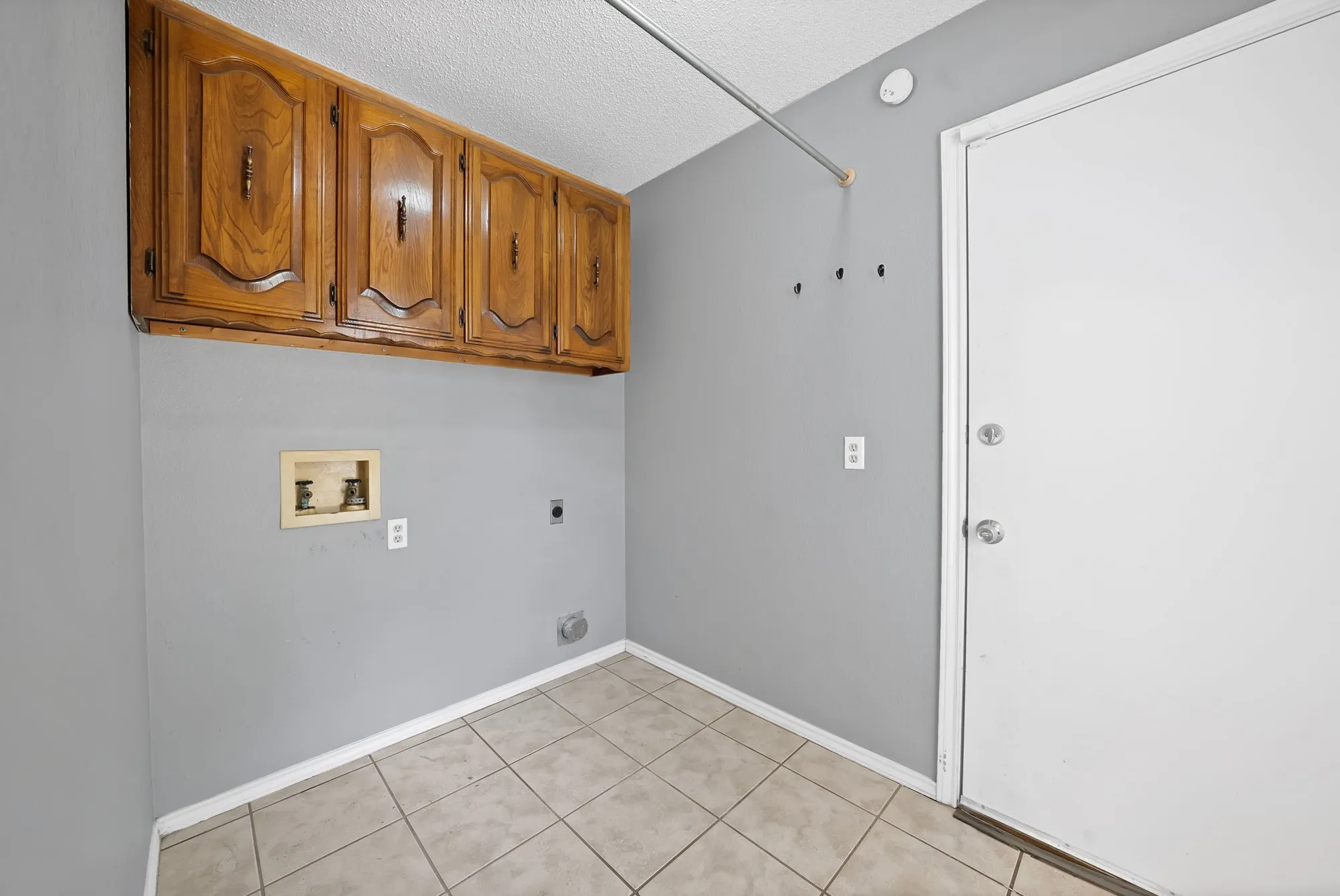 Single Family Residence For Sale in Tarrant County , 105 Arthur Drive, Kennedale, Texas 76060, 3 Bedroom, 2 Bathroom, 2 Garage spaces, 1,655 Sqft, built in 1987, mls#21346591, Real Estate Agent in Kennedale, Homes For Sale in Tarrant county, Homes For Sale in Kennedale, Realtor in Kennedale Texas, Real Estate Brokerage Independent Realty Texas, Luminita Cordes Realtor