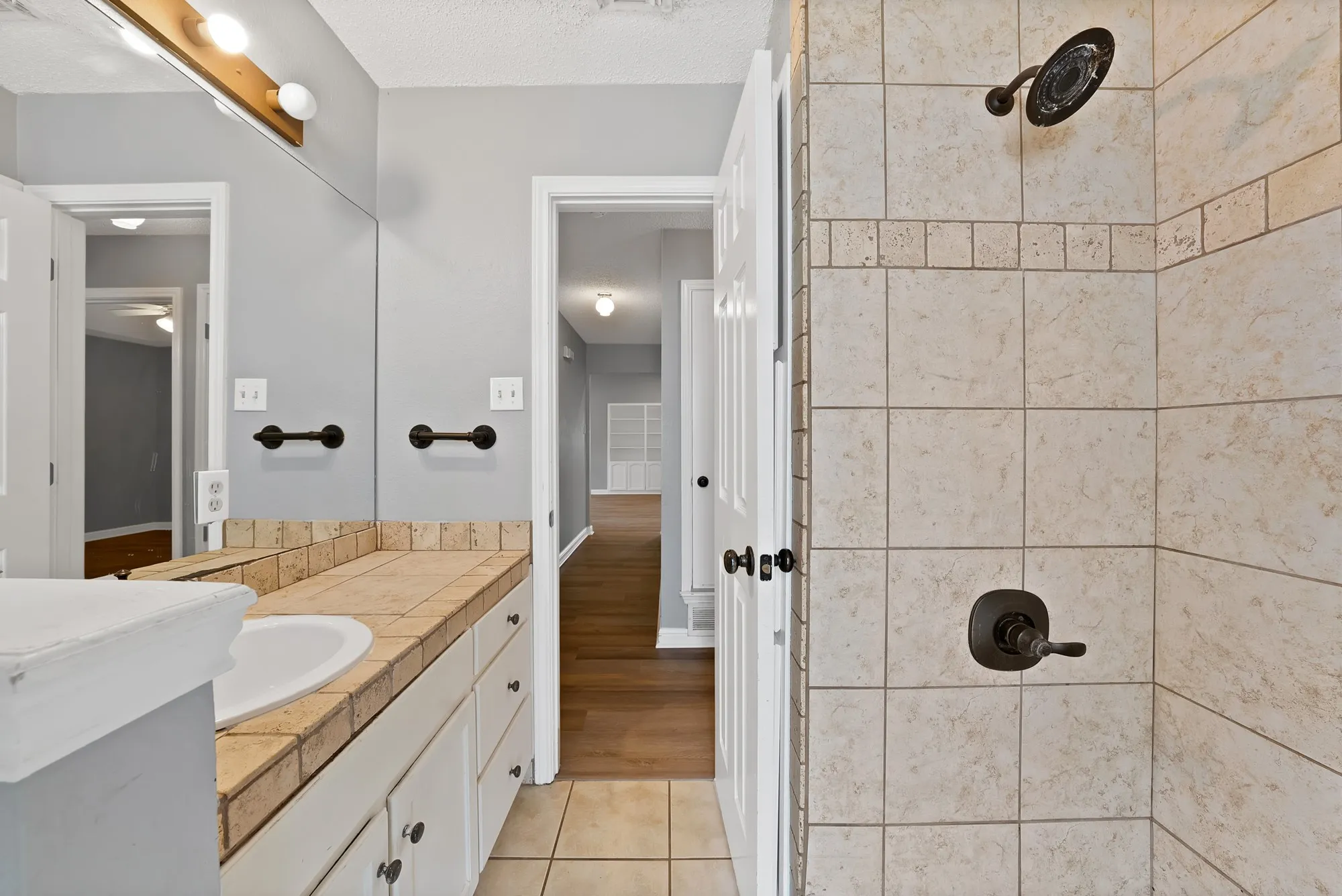 Single Family Residence For Sale in Tarrant County , 105 Arthur Drive, Kennedale, Texas 76060, 3 Bedroom, 2 Bathroom, 2 Garage spaces, 1,655 Sqft, built in 1987, mls#21346591, Real Estate Agent in Kennedale, Homes For Sale in Tarrant county, Homes For Sale in Kennedale, Realtor in Kennedale Texas, Real Estate Brokerage Independent Realty Texas, Luminita Cordes Realtor