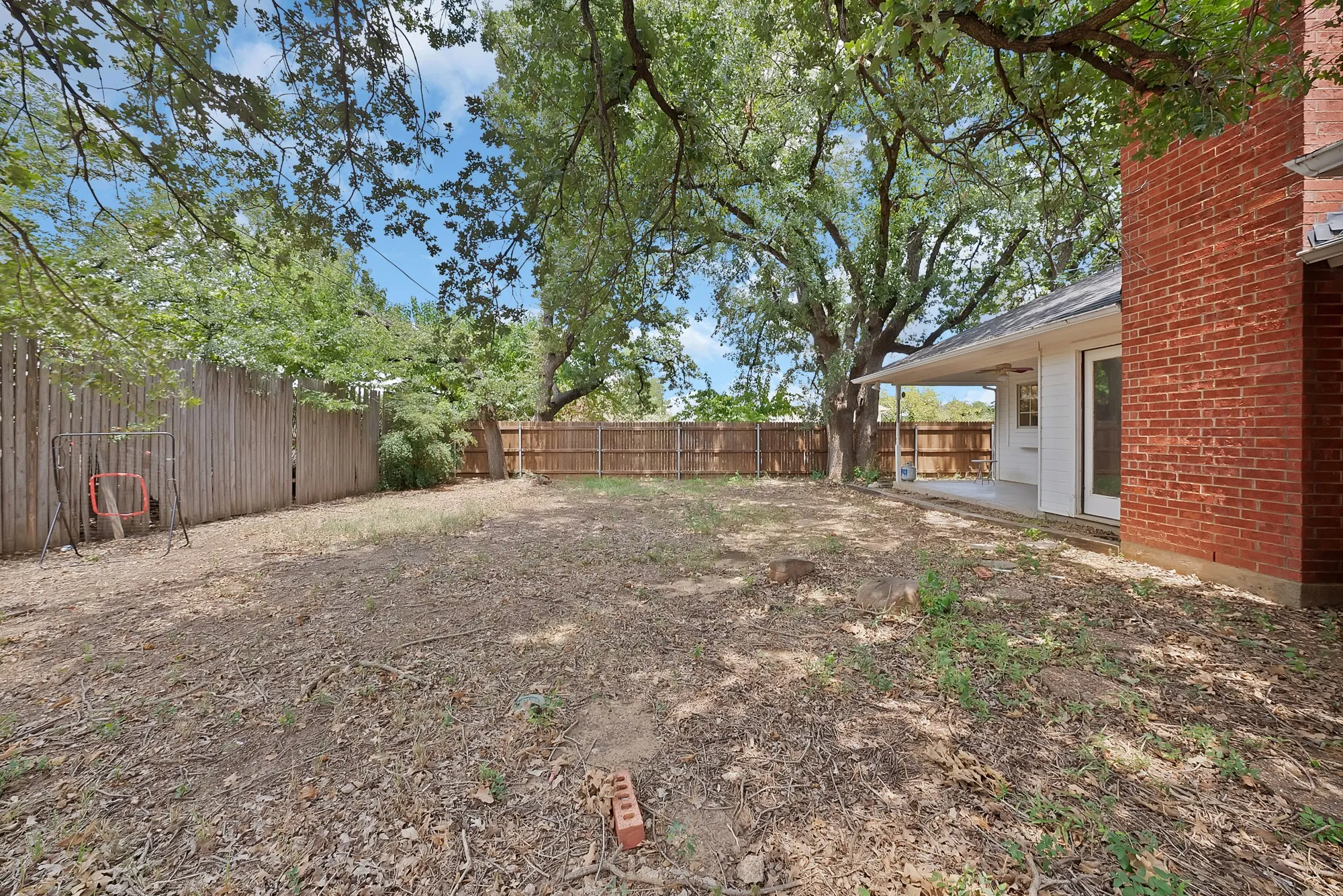 Single Family Residence For Sale in Tarrant County , 105 Arthur Drive, Kennedale, Texas 76060, 3 Bedroom, 2 Bathroom, 2 Garage spaces, 1,655 Sqft, built in 1987, mls#21346591, Real Estate Agent in Kennedale, Homes For Sale in Tarrant county, Homes For Sale in Kennedale, Realtor in Kennedale Texas, Real Estate Brokerage Independent Realty Texas, Luminita Cordes Realtor