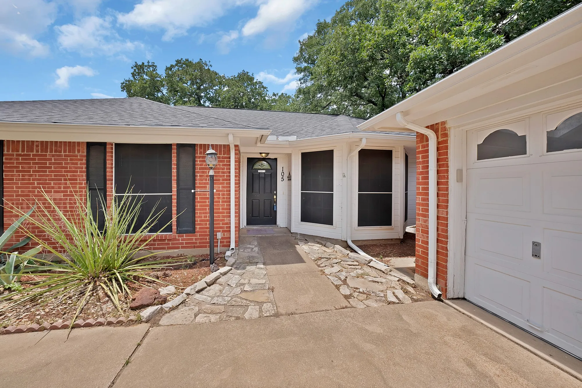 Single Family Residence For Sale in Tarrant County , 105 Arthur Drive, Kennedale, Texas 76060, 3 Bedroom, 2 Bathroom, 2 Garage spaces, 1,655 Sqft, built in 1987, mls#21346591, Real Estate Agent in Kennedale, Homes For Sale in Tarrant county, Homes For Sale in Kennedale, Realtor in Kennedale Texas, Real Estate Brokerage Independent Realty Texas, Luminita Cordes Realtor
