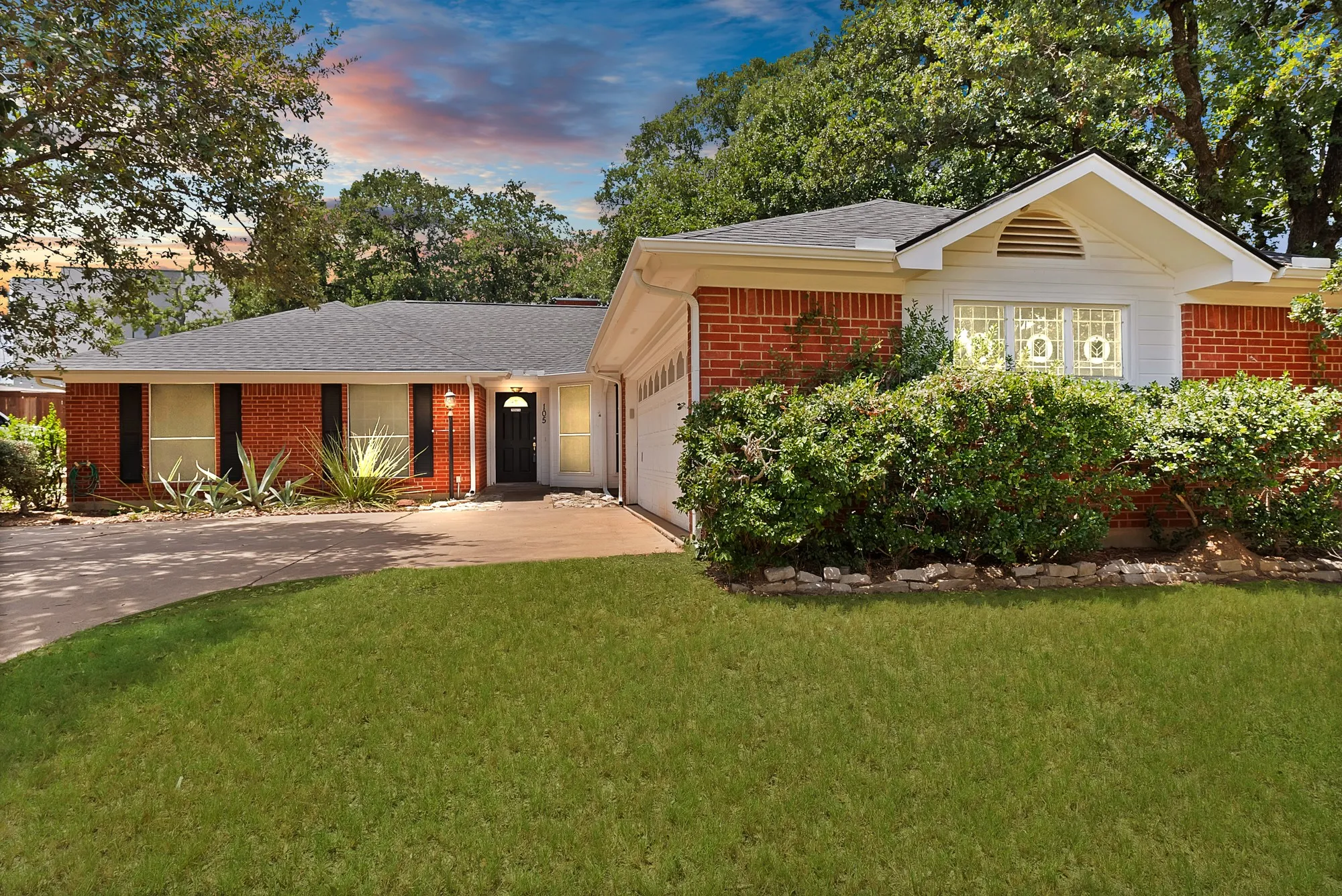 Single Family Residence For Sale in Tarrant County , 105 Arthur Drive, Kennedale, Texas 76060, 3 Bedroom, 2 Bathroom, 2 Garage spaces, 1,655 Sqft, built in 1987, mls#21346591, Real Estate Agent in Kennedale, Homes For Sale in Tarrant county, Homes For Sale in Kennedale, Realtor in Kennedale Texas, Real Estate Brokerage Independent Realty Texas, Luminita Cordes Realtor
