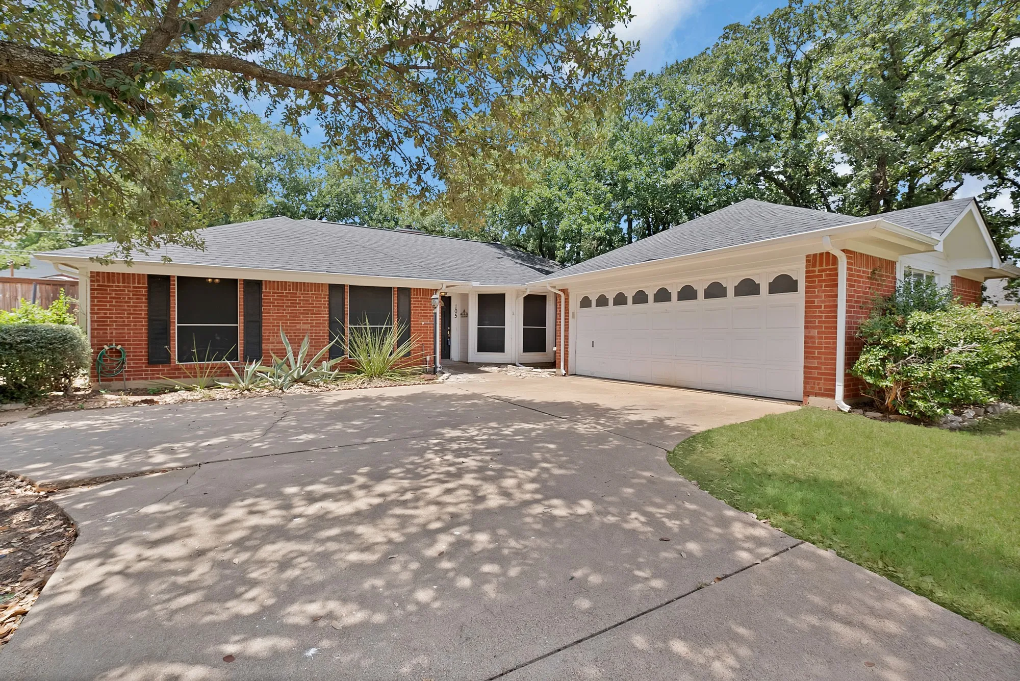 Single Family Residence For Sale in Tarrant County , 105 Arthur Drive, Kennedale, Texas 76060, 3 Bedroom, 2 Bathroom, 2 Garage spaces, 1,655 Sqft, built in 1987, mls#21346591, Real Estate Agent in Kennedale, Homes For Sale in Tarrant county, Homes For Sale in Kennedale, Realtor in Kennedale Texas, Real Estate Brokerage Independent Realty Texas, Luminita Cordes Realtor