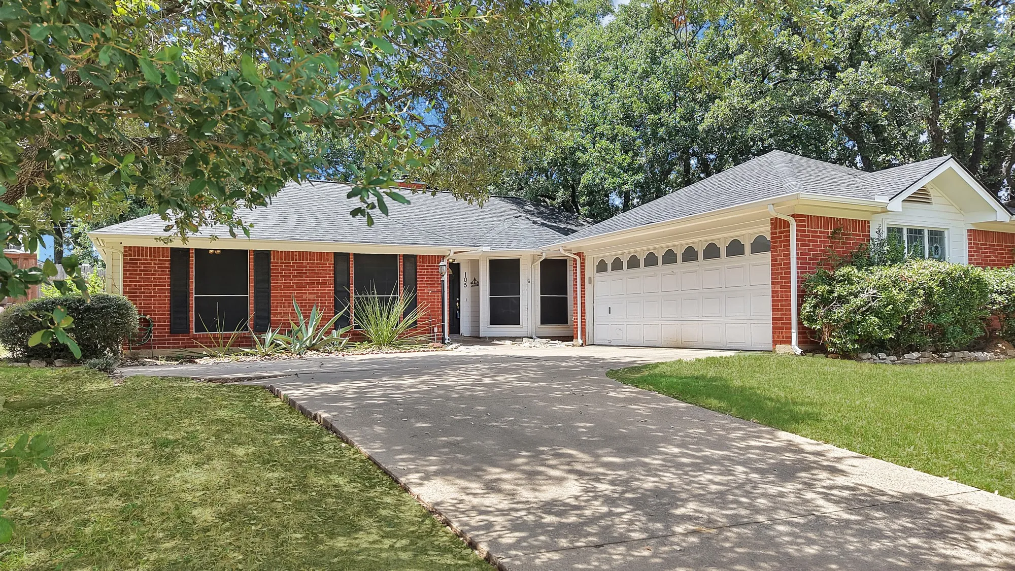 Single Family Residence For Sale in Tarrant County , 105 Arthur Drive, Kennedale, Texas 76060, 3 Bedroom, 2 Bathroom, 2 Garage spaces, 1,655 Sqft, built in 1987, mls#21346591, Real Estate Agent in Kennedale, Homes For Sale in Tarrant county, Homes For Sale in Kennedale, Realtor in Kennedale Texas, Real Estate Brokerage Independent Realty Texas, Luminita Cordes Realtor