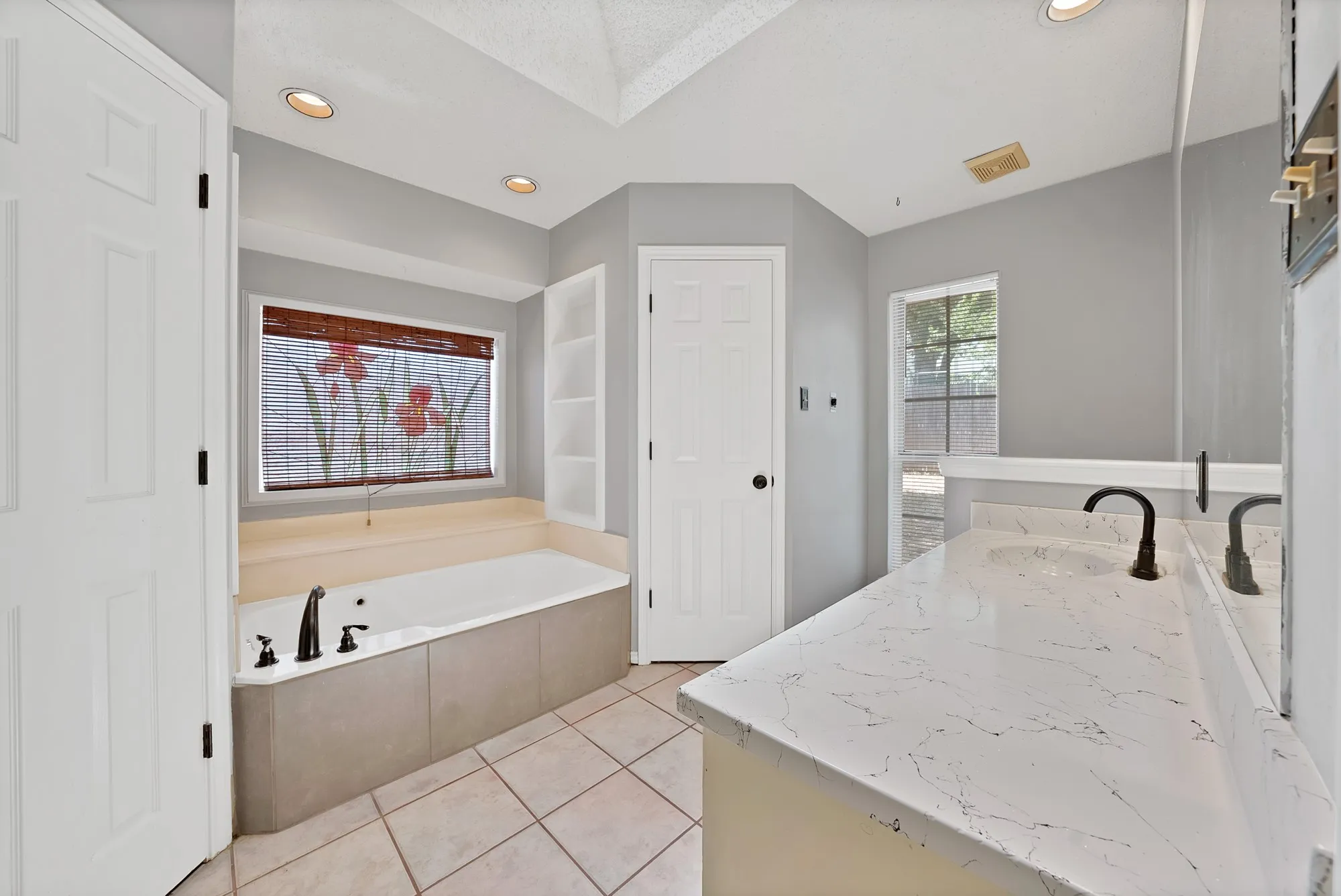 Single Family Residence For Sale in Tarrant County , 105 Arthur Drive, Kennedale, Texas 76060, 3 Bedroom, 2 Bathroom, 2 Garage spaces, 1,655 Sqft, built in 1987, mls#21346591, Real Estate Agent in Kennedale, Homes For Sale in Tarrant county, Homes For Sale in Kennedale, Realtor in Kennedale Texas, Real Estate Brokerage Independent Realty Texas, Luminita Cordes Realtor