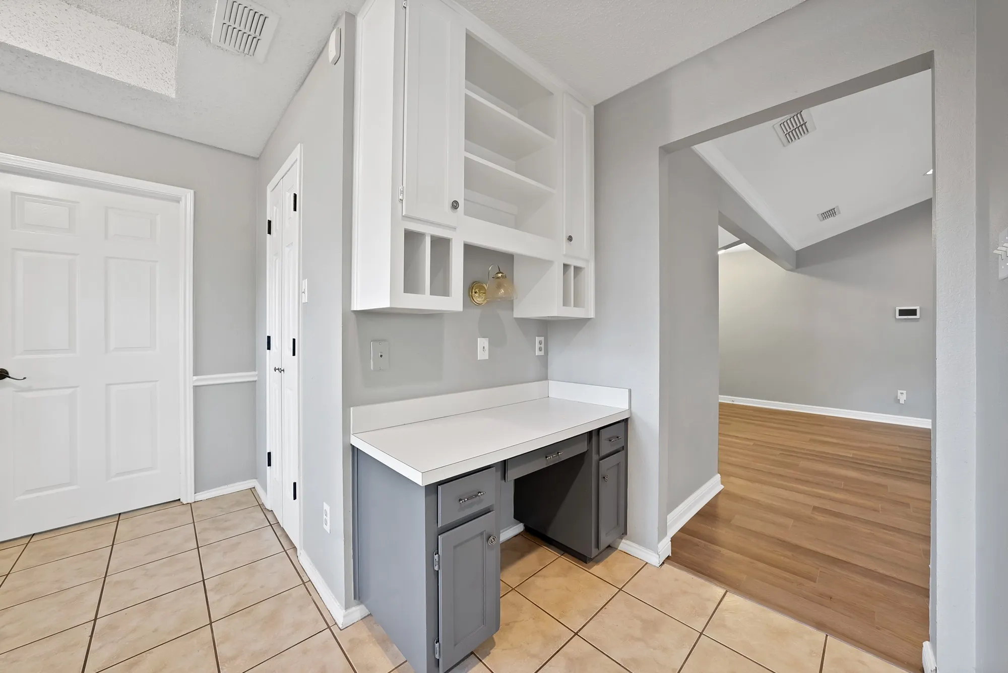 Single Family Residence For Sale in Tarrant County , 105 Arthur Drive, Kennedale, Texas 76060, 3 Bedroom, 2 Bathroom, 2 Garage spaces, 1,655 Sqft, built in 1987, mls#21346591, Real Estate Agent in Kennedale, Homes For Sale in Tarrant county, Homes For Sale in Kennedale, Realtor in Kennedale Texas, Real Estate Brokerage Independent Realty Texas, Luminita Cordes Realtor