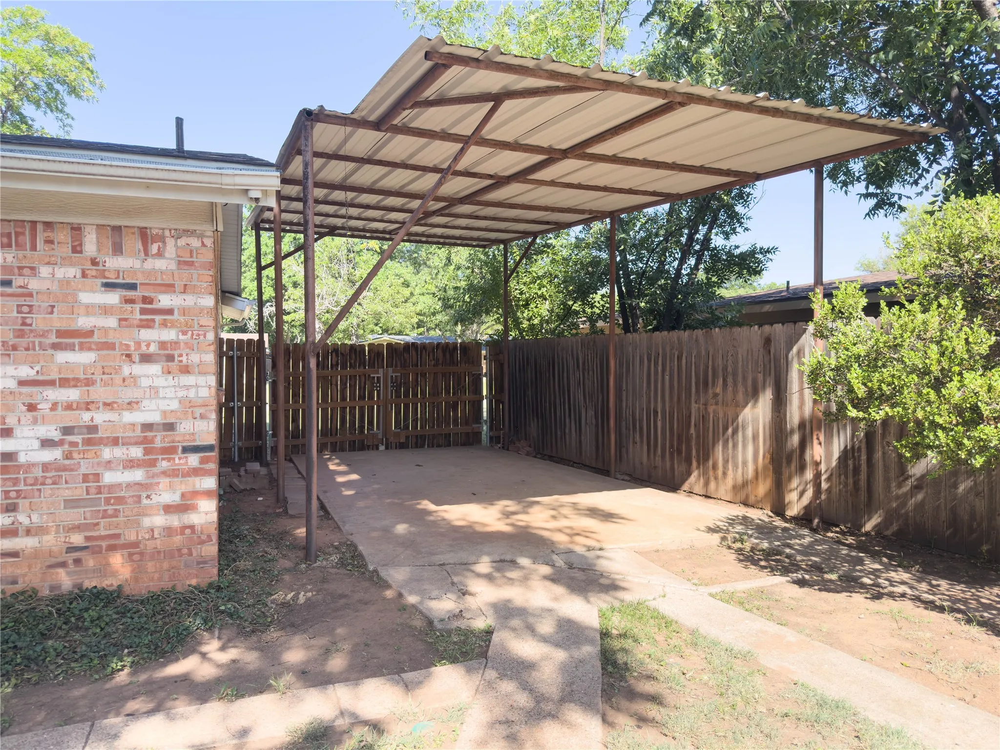 Single Family Residence For Sale in Taylor County , 2117 Oakwood Lane, Abilene, Texas 79605, 3 Bedroom, 2 Bathroom, 2 Garage spaces, 2,071 Sqft, built in 1958, mls#21345703, Real Estate Agent in Abilene, Homes For Sale in Taylor county, Homes For Sale in Abilene, Realtor in Abilene Texas, Real Estate Brokerage Independent Realty Texas, Luminita Cordes Realtor