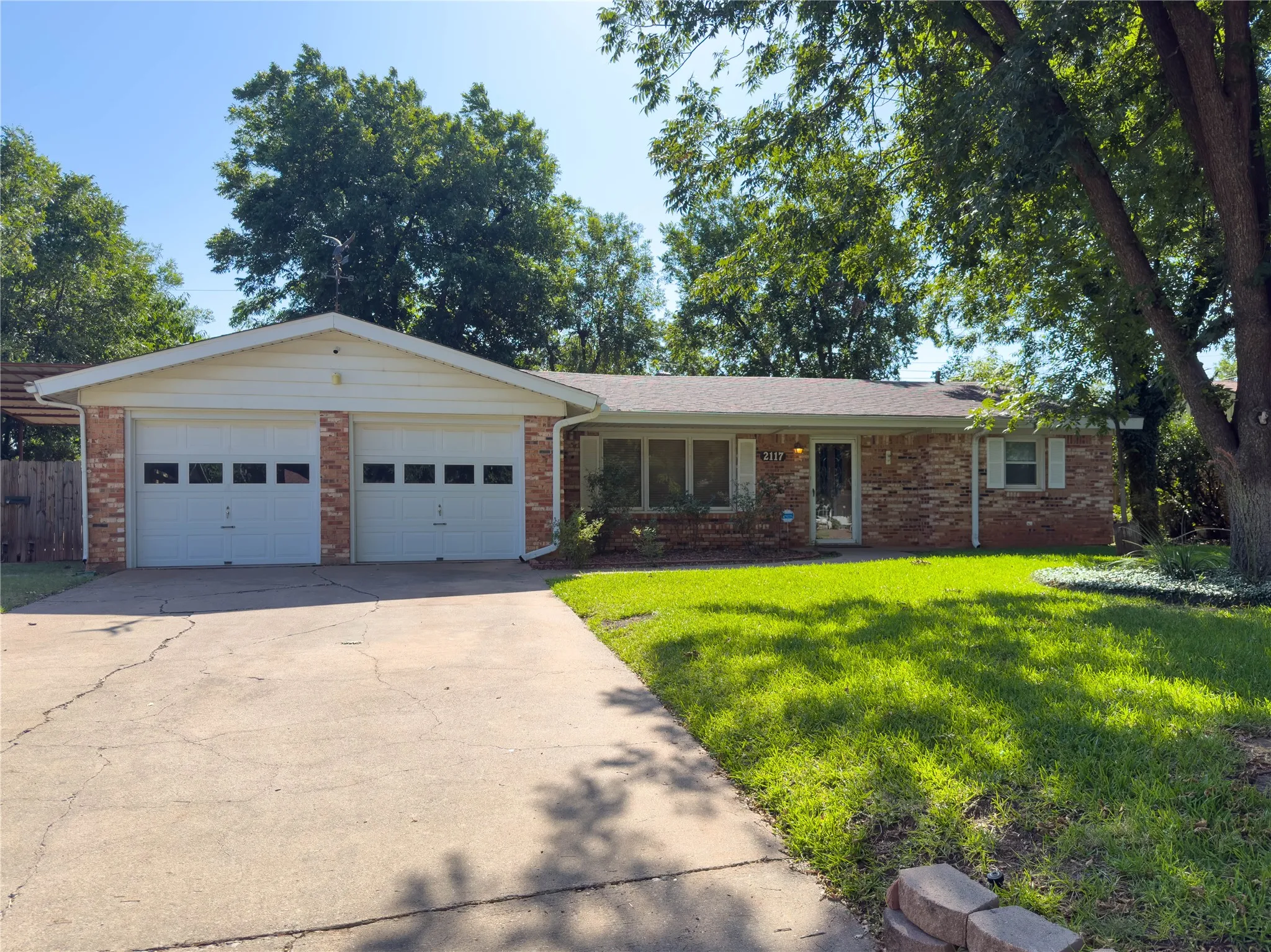 Single Family Residence For Sale in Taylor County , 2117 Oakwood Lane, Abilene, Texas 79605, 3 Bedroom, 2 Bathroom, 2 Garage spaces, 2,071 Sqft, built in 1958, mls#21345703, Real Estate Agent in Abilene, Homes For Sale in Taylor county, Homes For Sale in Abilene, Realtor in Abilene Texas, Real Estate Brokerage Independent Realty Texas, Luminita Cordes Realtor