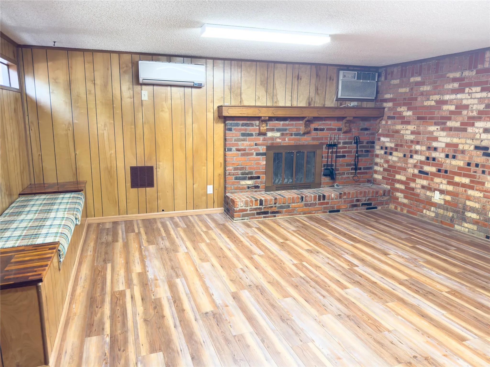 Single Family Residence For Sale in Taylor County , 2117 Oakwood Lane, Abilene, Texas 79605, 3 Bedroom, 2 Bathroom, 2 Garage spaces, 2,071 Sqft, built in 1958, mls#21345703, Real Estate Agent in Abilene, Homes For Sale in Taylor county, Homes For Sale in Abilene, Realtor in Abilene Texas, Real Estate Brokerage Independent Realty Texas, Luminita Cordes Realtor