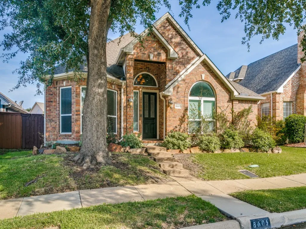 Single Family Residence For Sale in Dallas County , 8605 Wellington Point Drive, Irving, Texas 75063, 3 Bedroom, 2 Bathroom, 2 Garage spaces, 1,911 Sqft, built in 1993, mls#21345908, Real Estate Agent in Irving, Homes For Sale in Dallas county, Homes For Sale in Irving, Realtor in Irving Texas, Real Estate Brokerage Independent Realty Texas, Luminita Cordes Realtor