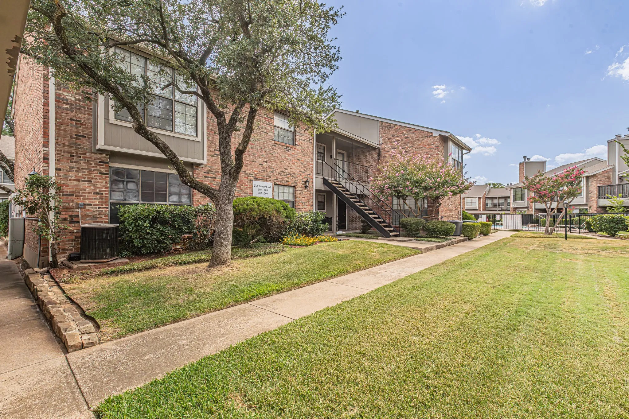 Condominium For Sale in Tarrant County , 2728 Copper Creek Drive 107, Arlington, Texas 76006, 2 Bedroom, 1 Bathroom, Garage spaces, 888 Sqft, built in 1983, mls#21347165, Real Estate Agent in Arlington, Homes For Sale in Tarrant county, Homes For Sale in Arlington, Realtor in Arlington Texas, Real Estate Brokerage Independent Realty Texas, Luminita Cordes Realtor