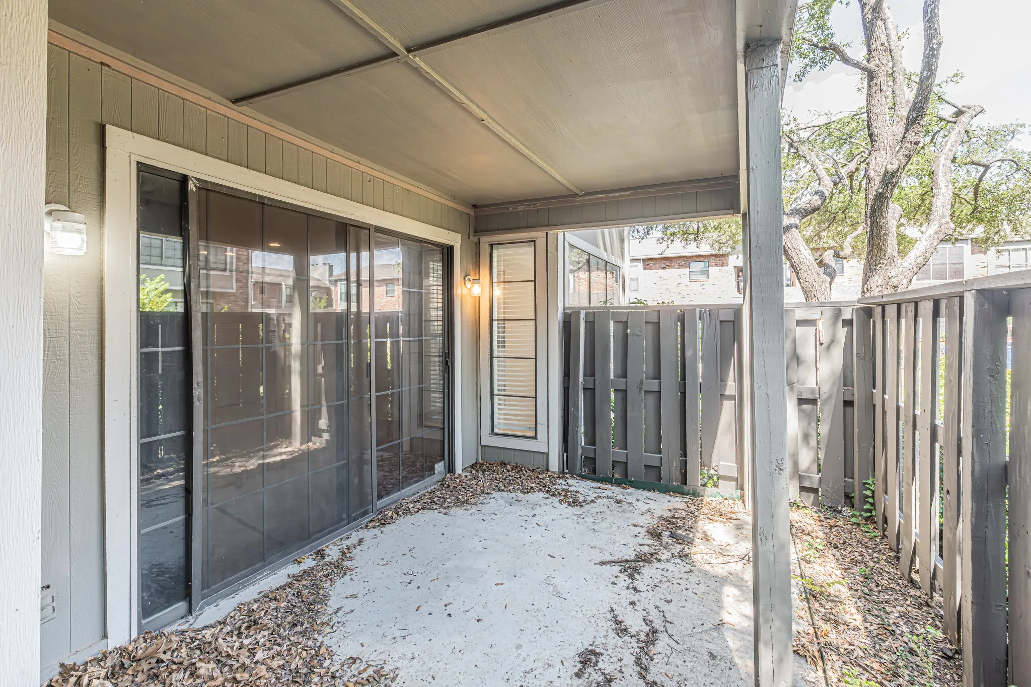 Condominium For Sale in Tarrant County , 2728 Copper Creek Drive 107, Arlington, Texas 76006, 2 Bedroom, 1 Bathroom, Garage spaces, 888 Sqft, built in 1983, mls#21347165, Real Estate Agent in Arlington, Homes For Sale in Tarrant county, Homes For Sale in Arlington, Realtor in Arlington Texas, Real Estate Brokerage Independent Realty Texas, Luminita Cordes Realtor