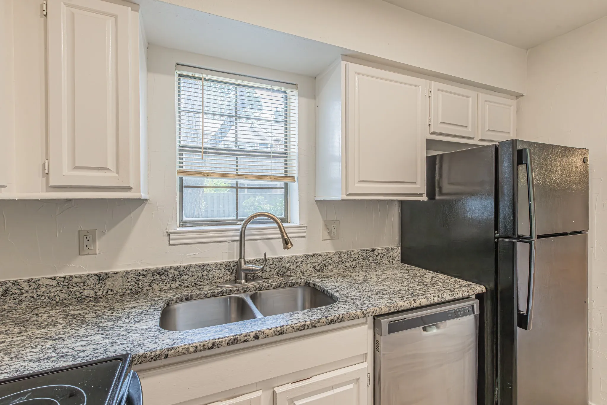 Condominium For Sale in Tarrant County , 2728 Copper Creek Drive 107, Arlington, Texas 76006, 2 Bedroom, 1 Bathroom, Garage spaces, 888 Sqft, built in 1983, mls#21347165, Real Estate Agent in Arlington, Homes For Sale in Tarrant county, Homes For Sale in Arlington, Realtor in Arlington Texas, Real Estate Brokerage Independent Realty Texas, Luminita Cordes Realtor