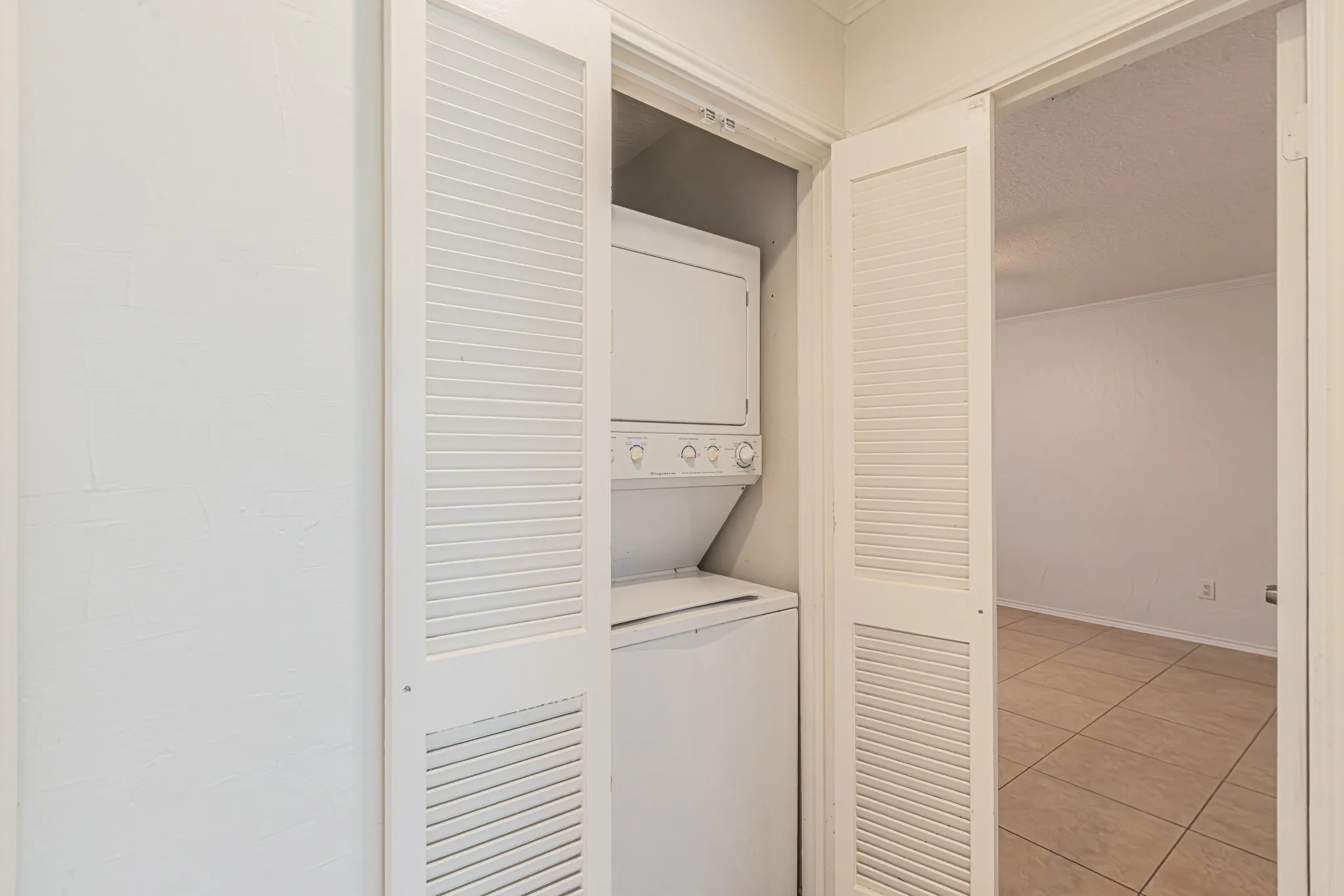 Condominium For Sale in Tarrant County , 2728 Copper Creek Drive 107, Arlington, Texas 76006, 2 Bedroom, 1 Bathroom, Garage spaces, 888 Sqft, built in 1983, mls#21347165, Real Estate Agent in Arlington, Homes For Sale in Tarrant county, Homes For Sale in Arlington, Realtor in Arlington Texas, Real Estate Brokerage Independent Realty Texas, Luminita Cordes Realtor