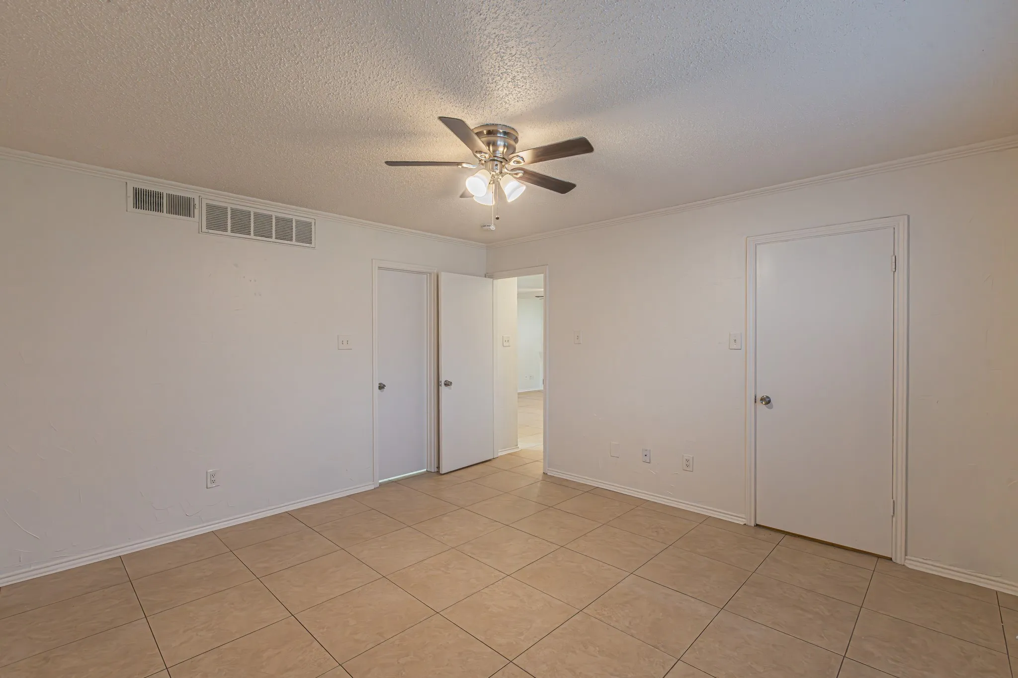 Condominium For Sale in Tarrant County , 2728 Copper Creek Drive 107, Arlington, Texas 76006, 2 Bedroom, 1 Bathroom, Garage spaces, 888 Sqft, built in 1983, mls#21347165, Real Estate Agent in Arlington, Homes For Sale in Tarrant county, Homes For Sale in Arlington, Realtor in Arlington Texas, Real Estate Brokerage Independent Realty Texas, Luminita Cordes Realtor