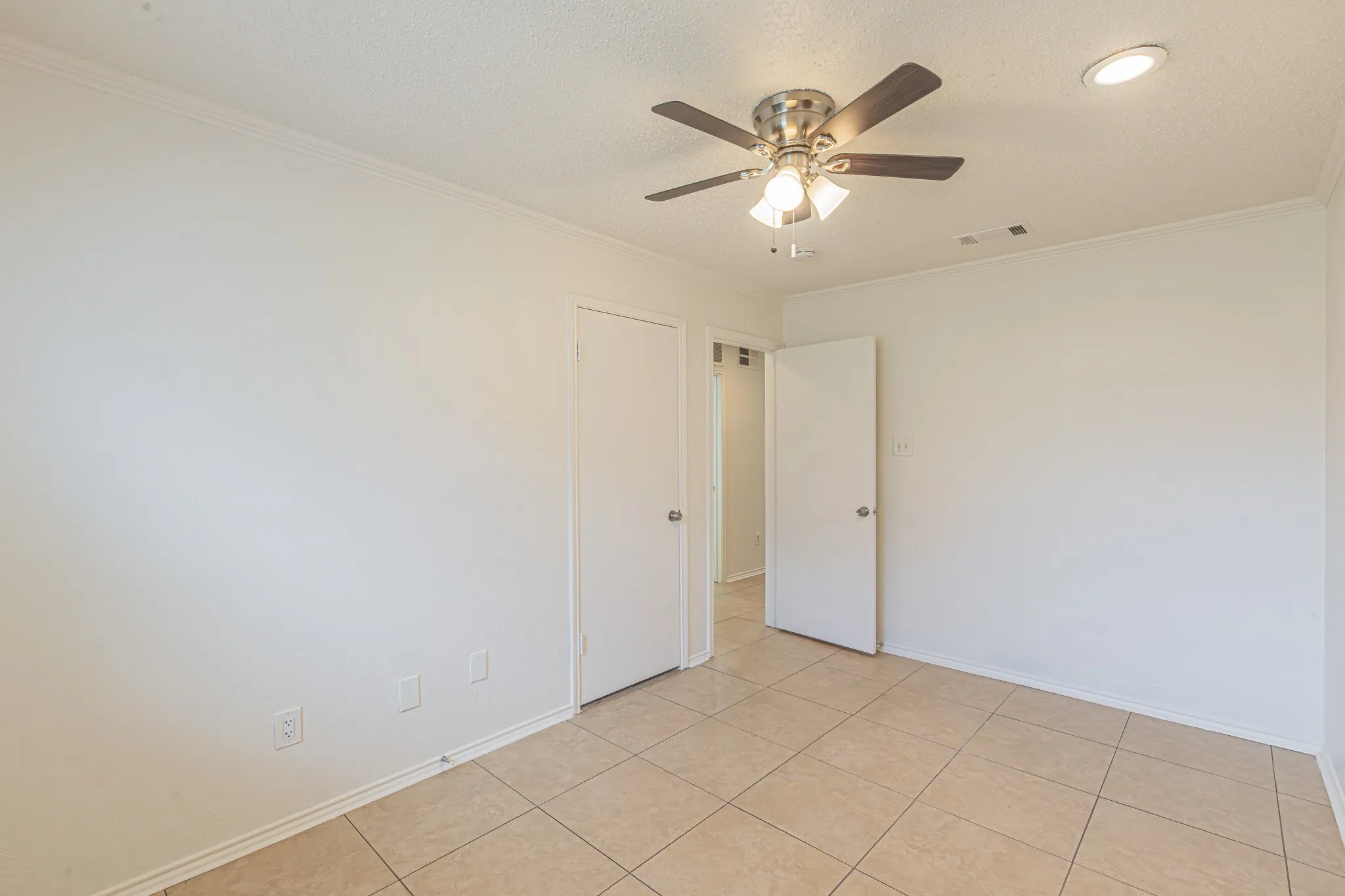 Condominium For Sale in Tarrant County , 2728 Copper Creek Drive 107, Arlington, Texas 76006, 2 Bedroom, 1 Bathroom, Garage spaces, 888 Sqft, built in 1983, mls#21347165, Real Estate Agent in Arlington, Homes For Sale in Tarrant county, Homes For Sale in Arlington, Realtor in Arlington Texas, Real Estate Brokerage Independent Realty Texas, Luminita Cordes Realtor