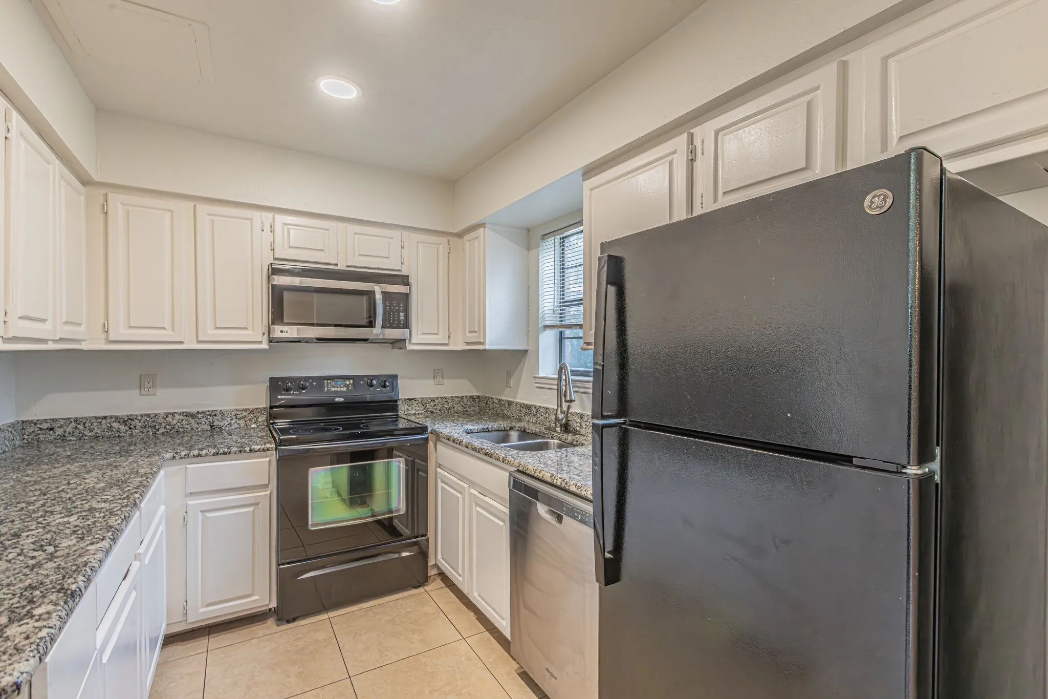 Condominium For Sale in Tarrant County , 2728 Copper Creek Drive 107, Arlington, Texas 76006, 2 Bedroom, 1 Bathroom, Garage spaces, 888 Sqft, built in 1983, mls#21347165, Real Estate Agent in Arlington, Homes For Sale in Tarrant county, Homes For Sale in Arlington, Realtor in Arlington Texas, Real Estate Brokerage Independent Realty Texas, Luminita Cordes Realtor