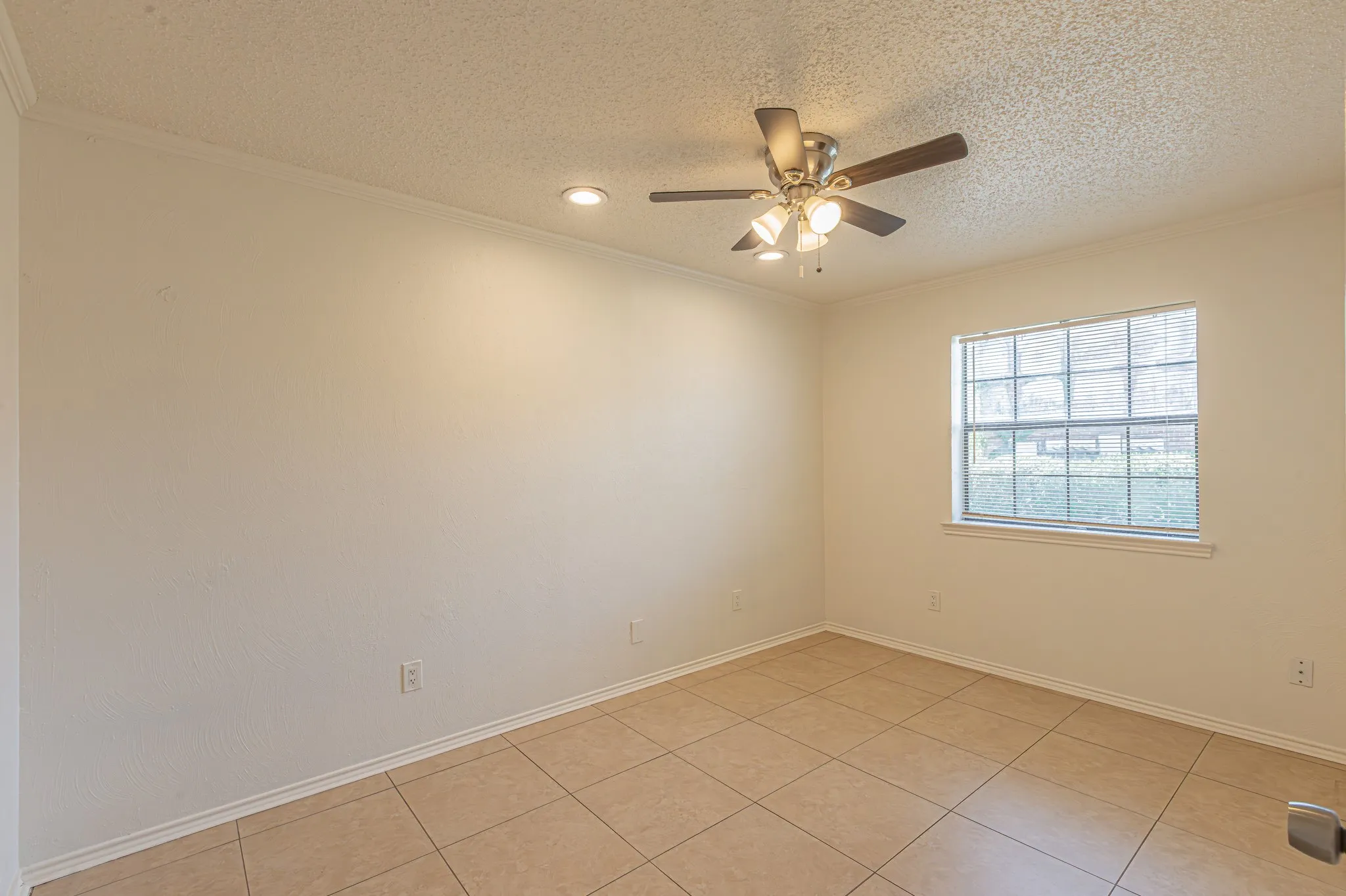Condominium For Sale in Tarrant County , 2728 Copper Creek Drive 107, Arlington, Texas 76006, 2 Bedroom, 1 Bathroom, Garage spaces, 888 Sqft, built in 1983, mls#21347165, Real Estate Agent in Arlington, Homes For Sale in Tarrant county, Homes For Sale in Arlington, Realtor in Arlington Texas, Real Estate Brokerage Independent Realty Texas, Luminita Cordes Realtor