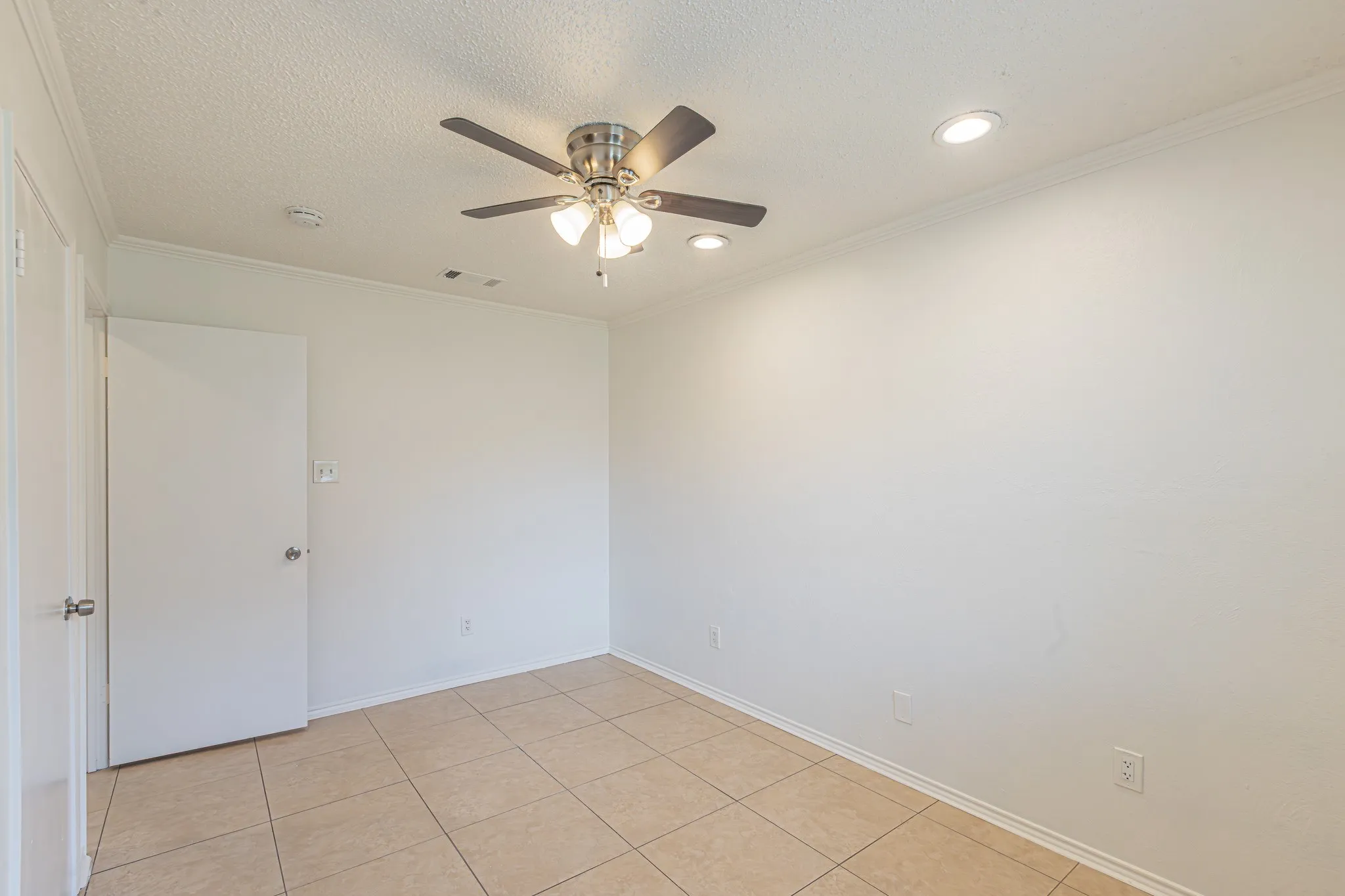 Condominium For Sale in Tarrant County , 2728 Copper Creek Drive 107, Arlington, Texas 76006, 2 Bedroom, 1 Bathroom, Garage spaces, 888 Sqft, built in 1983, mls#21347165, Real Estate Agent in Arlington, Homes For Sale in Tarrant county, Homes For Sale in Arlington, Realtor in Arlington Texas, Real Estate Brokerage Independent Realty Texas, Luminita Cordes Realtor