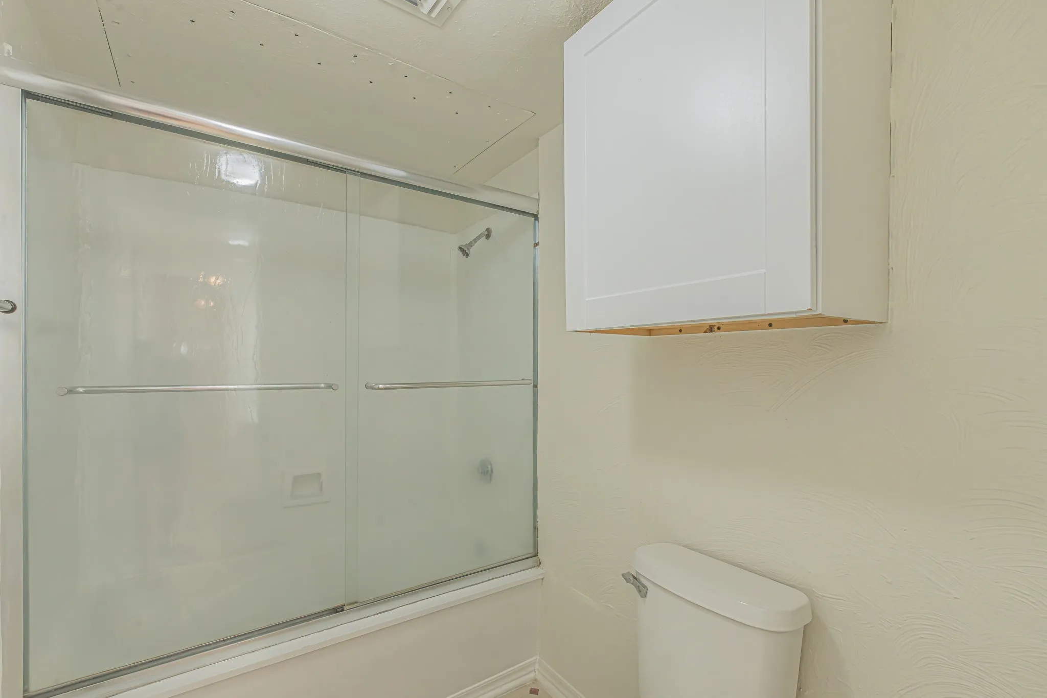 Condominium For Sale in Tarrant County , 2728 Copper Creek Drive 107, Arlington, Texas 76006, 2 Bedroom, 1 Bathroom, Garage spaces, 888 Sqft, built in 1983, mls#21347165, Real Estate Agent in Arlington, Homes For Sale in Tarrant county, Homes For Sale in Arlington, Realtor in Arlington Texas, Real Estate Brokerage Independent Realty Texas, Luminita Cordes Realtor