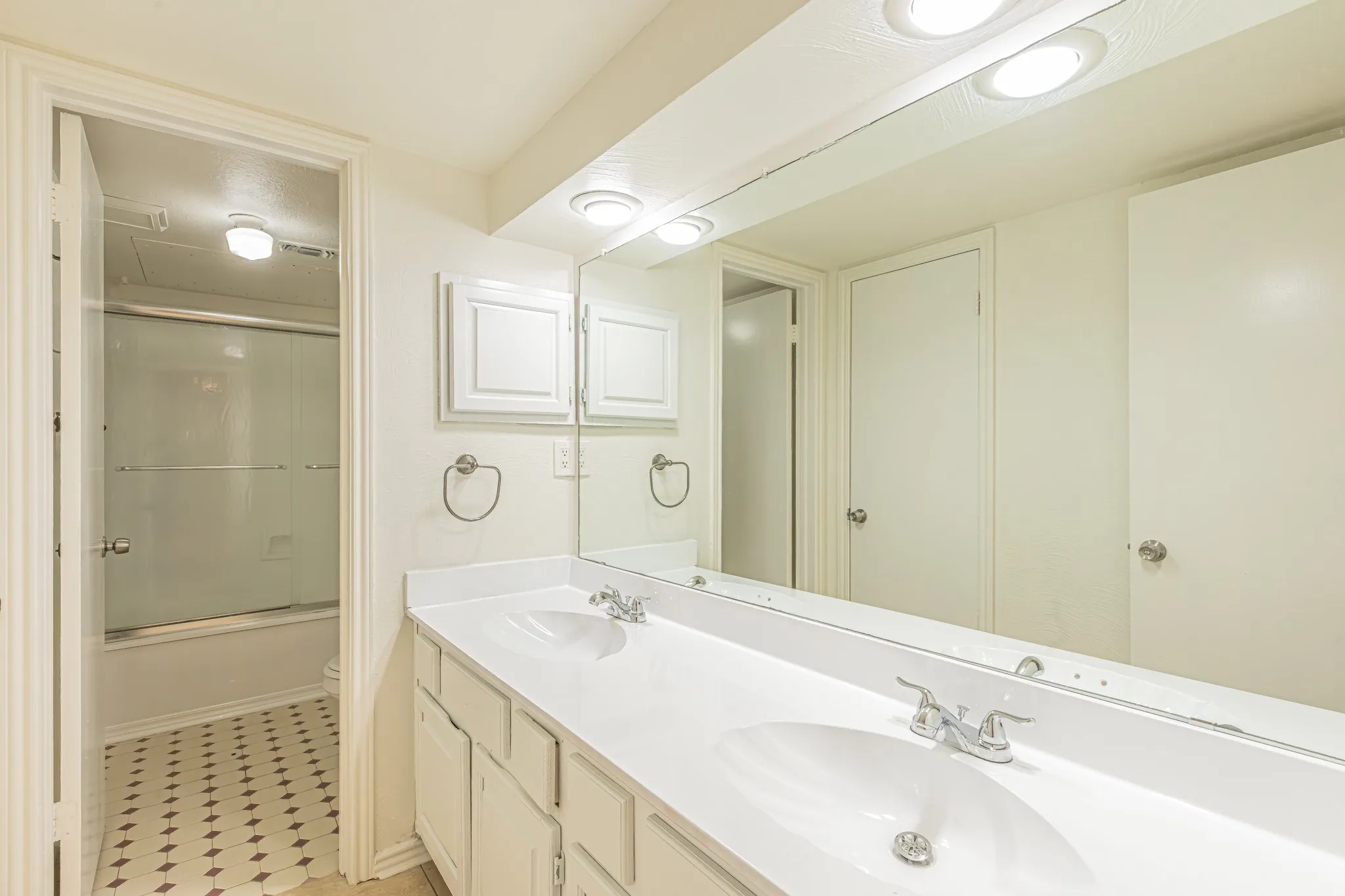 Condominium For Sale in Tarrant County , 2728 Copper Creek Drive 107, Arlington, Texas 76006, 2 Bedroom, 1 Bathroom, Garage spaces, 888 Sqft, built in 1983, mls#21347165, Real Estate Agent in Arlington, Homes For Sale in Tarrant county, Homes For Sale in Arlington, Realtor in Arlington Texas, Real Estate Brokerage Independent Realty Texas, Luminita Cordes Realtor